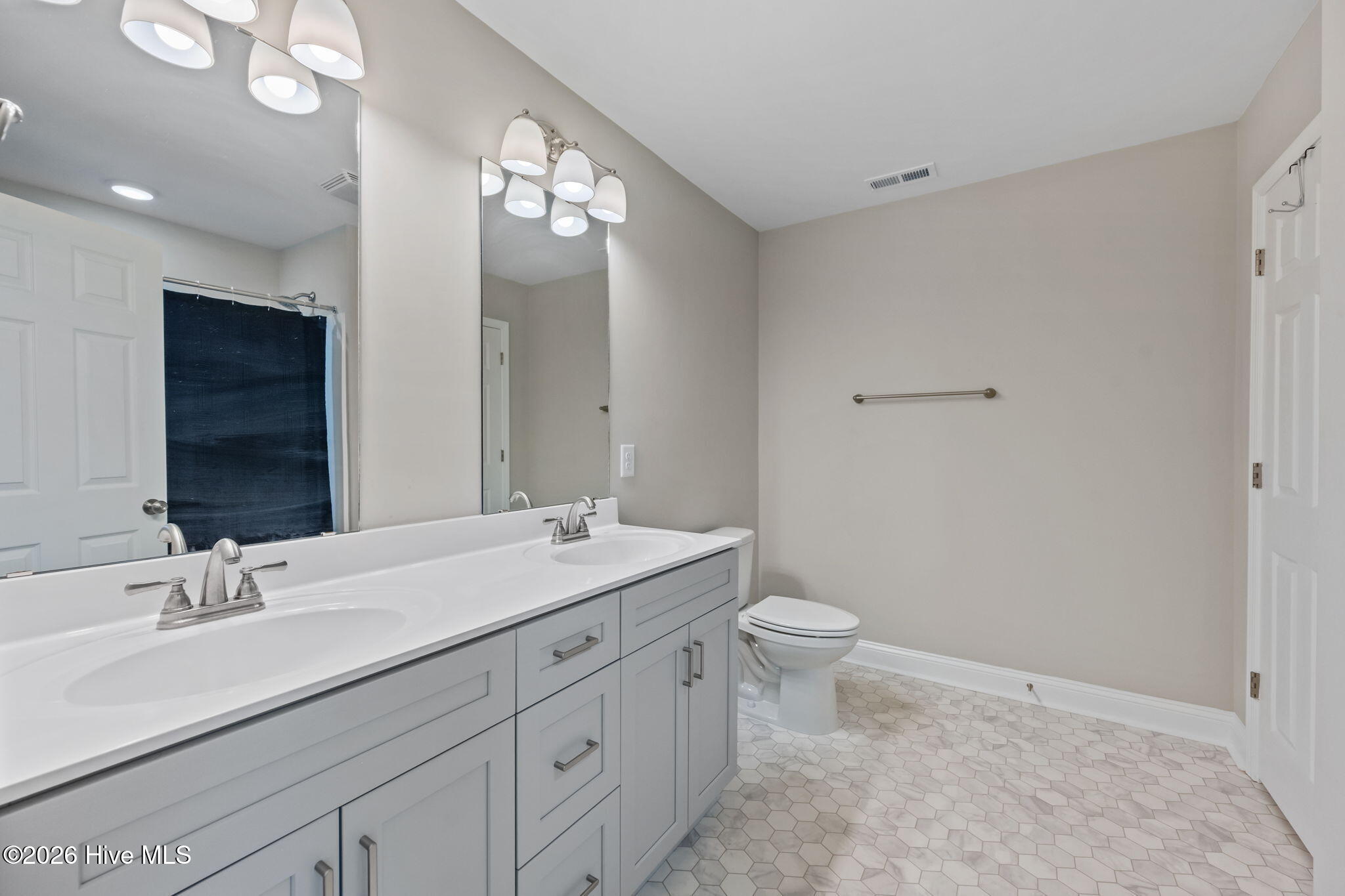 100560857 | Photo 24