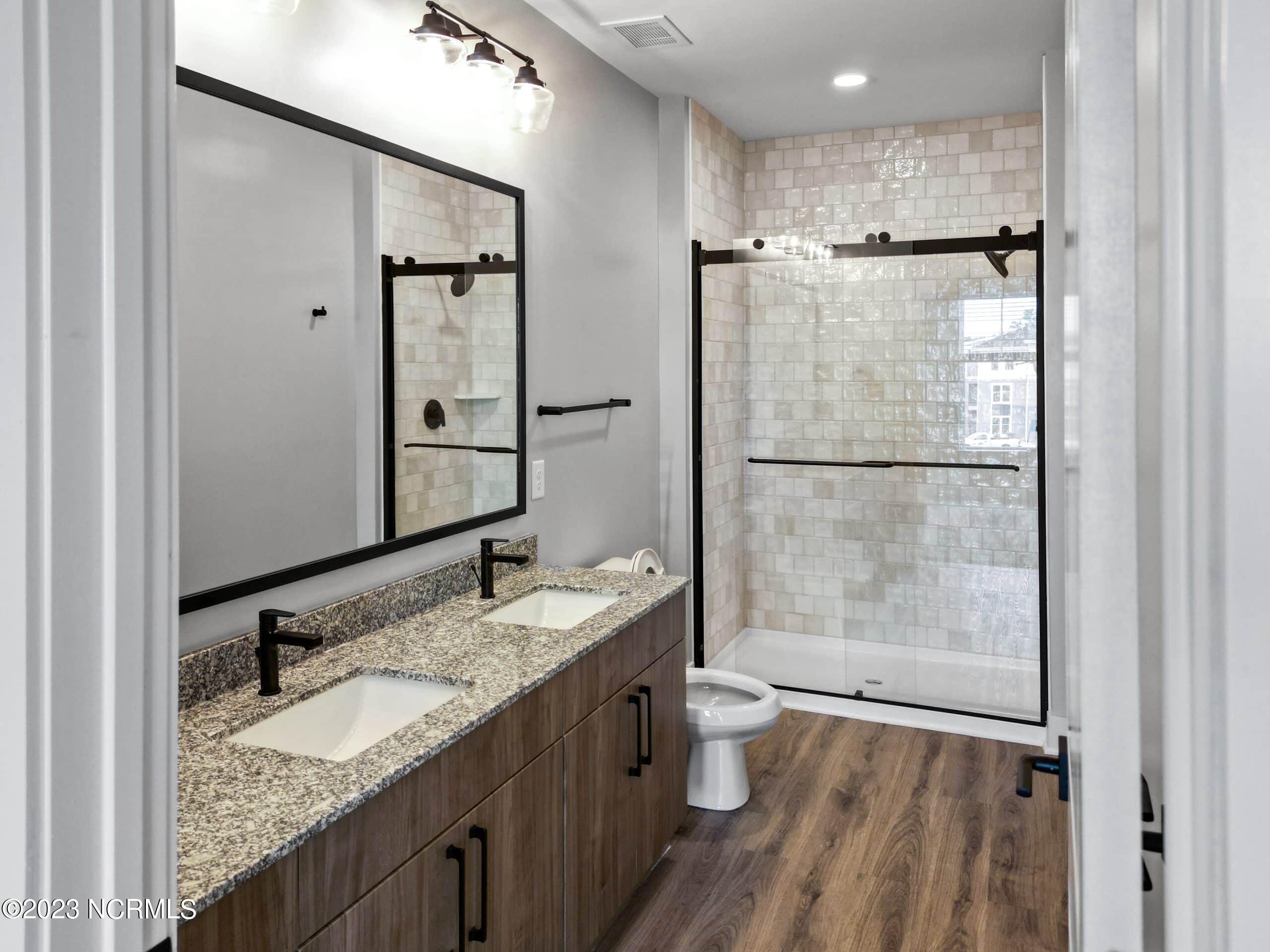 100540441 | Photo 11