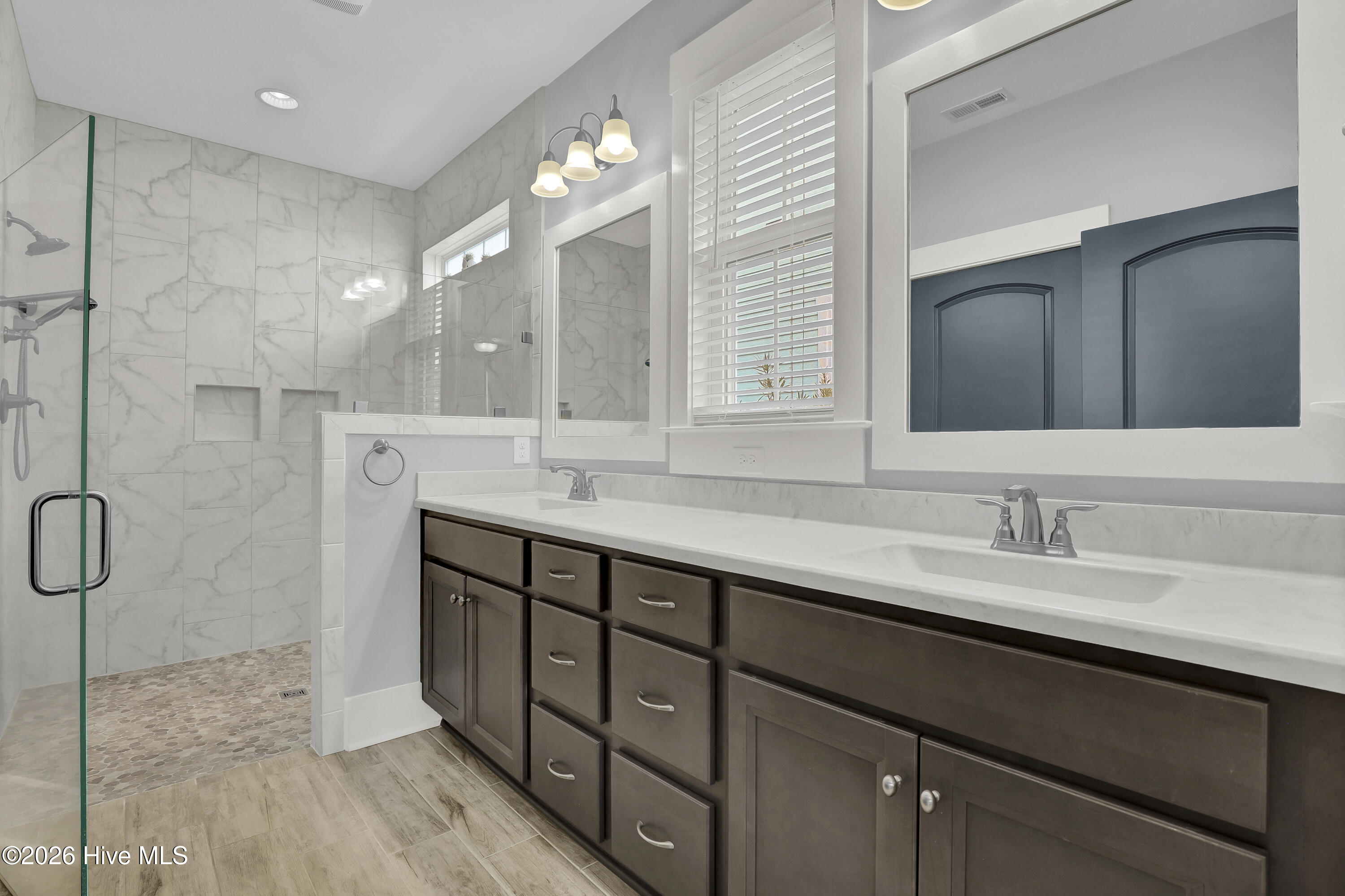 100559745 | Photo 17