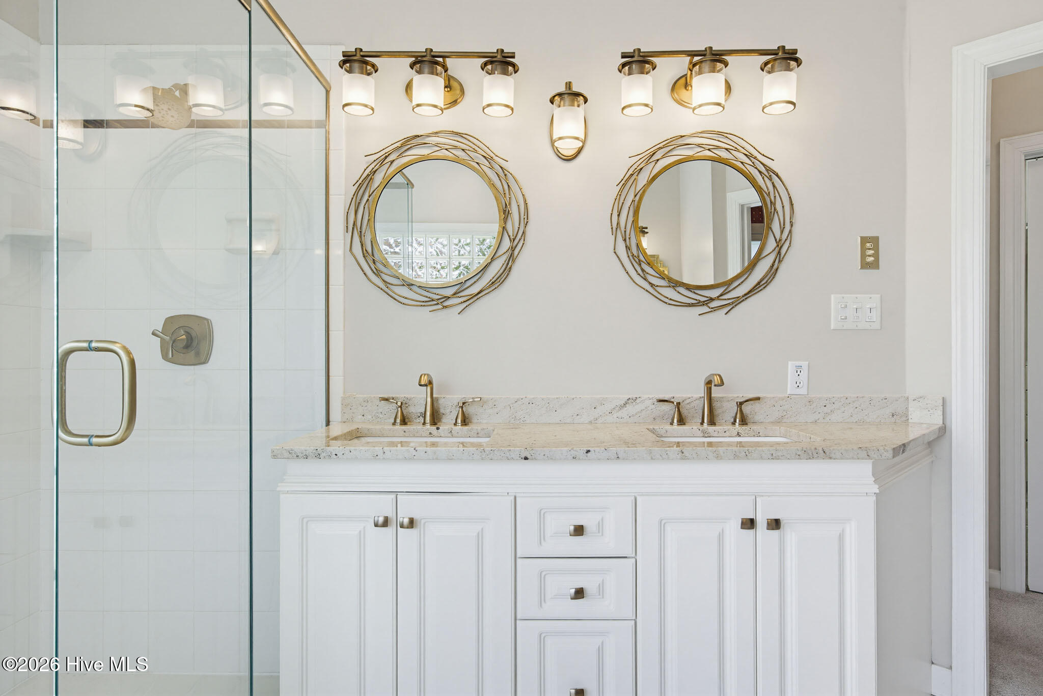 100570266 | Photo 33