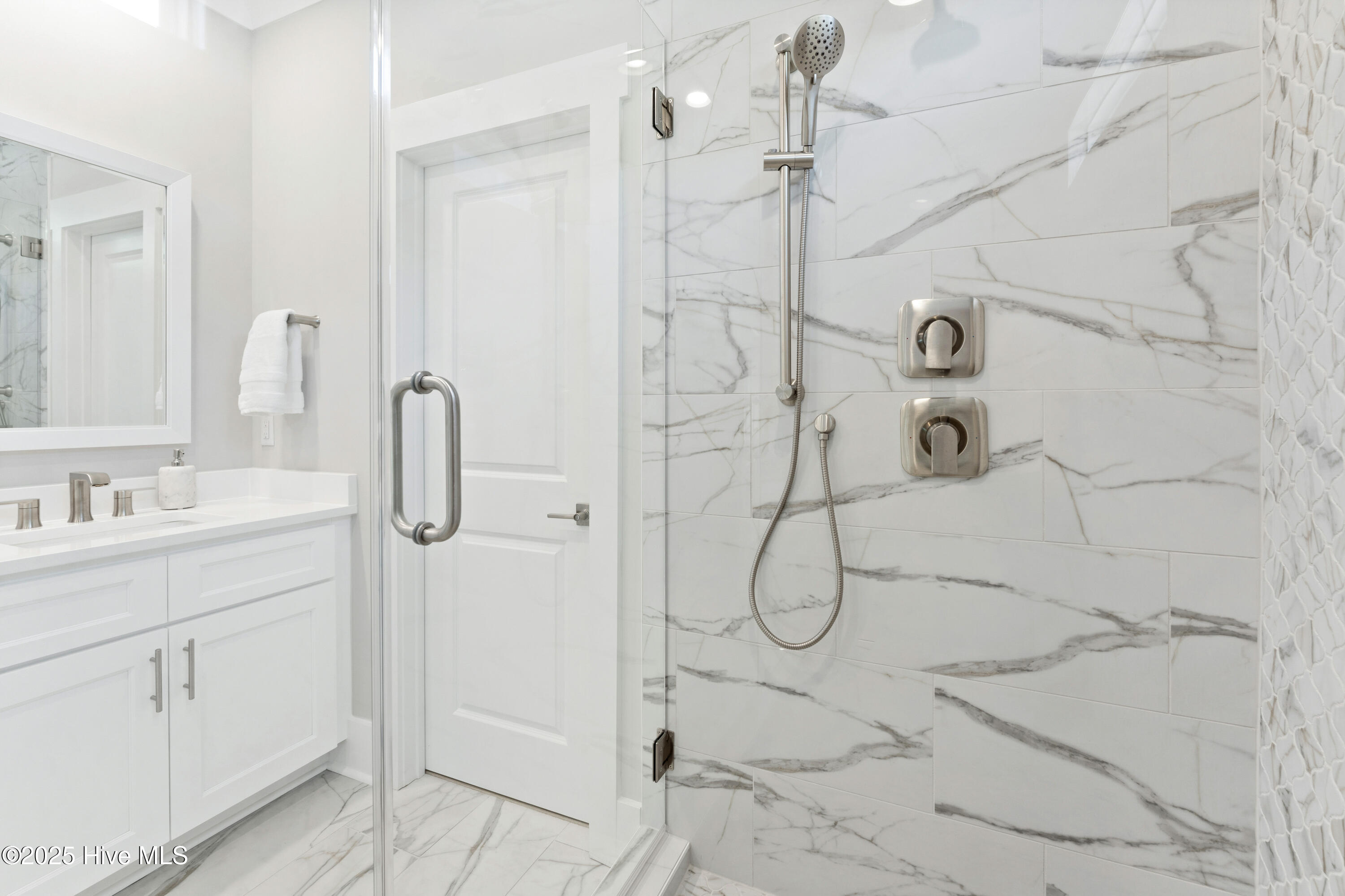 100547015 | Photo 47