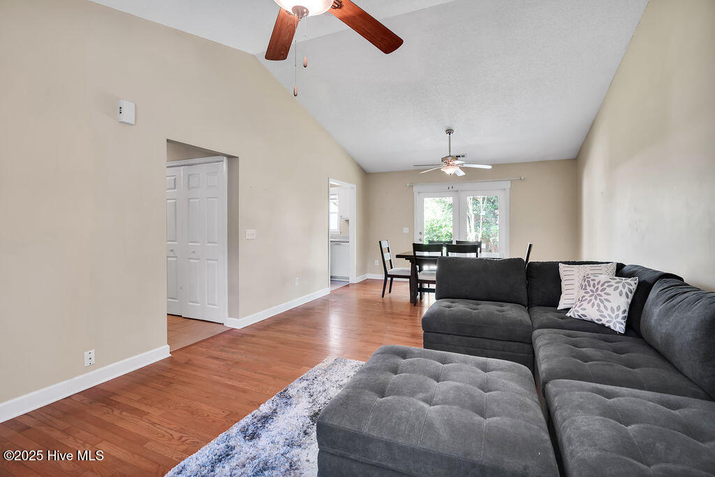 100533718 | Photo 17