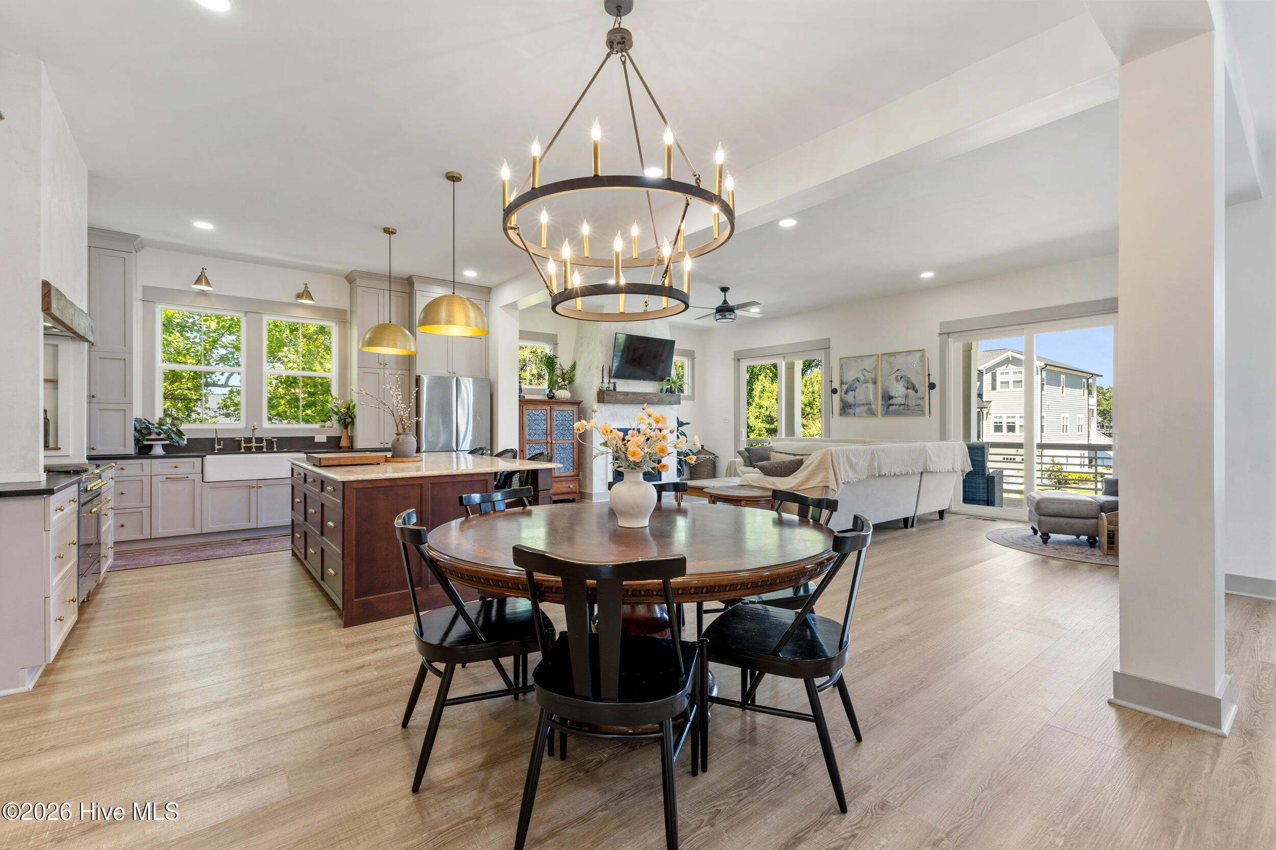 100570688 | Photo 22