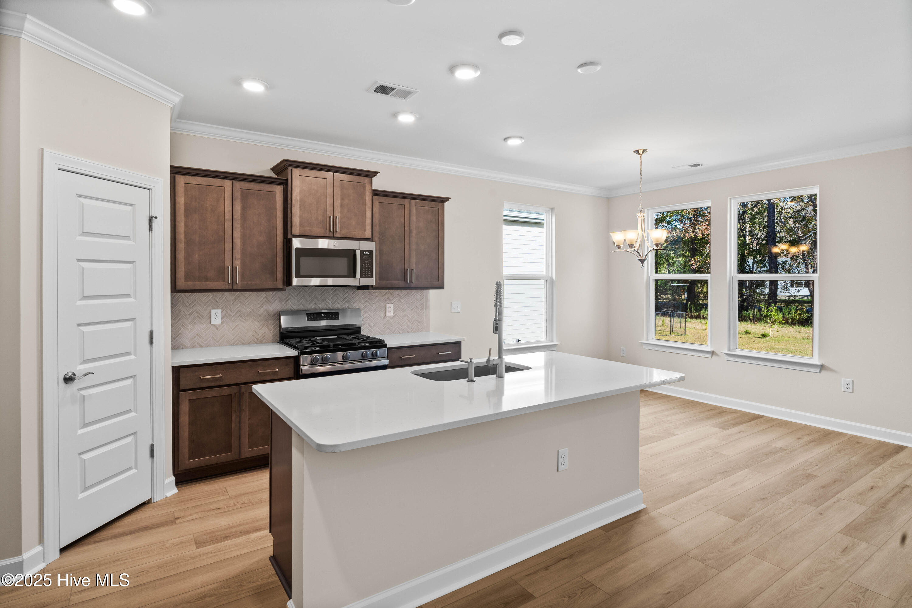 100506934 | Photo 13