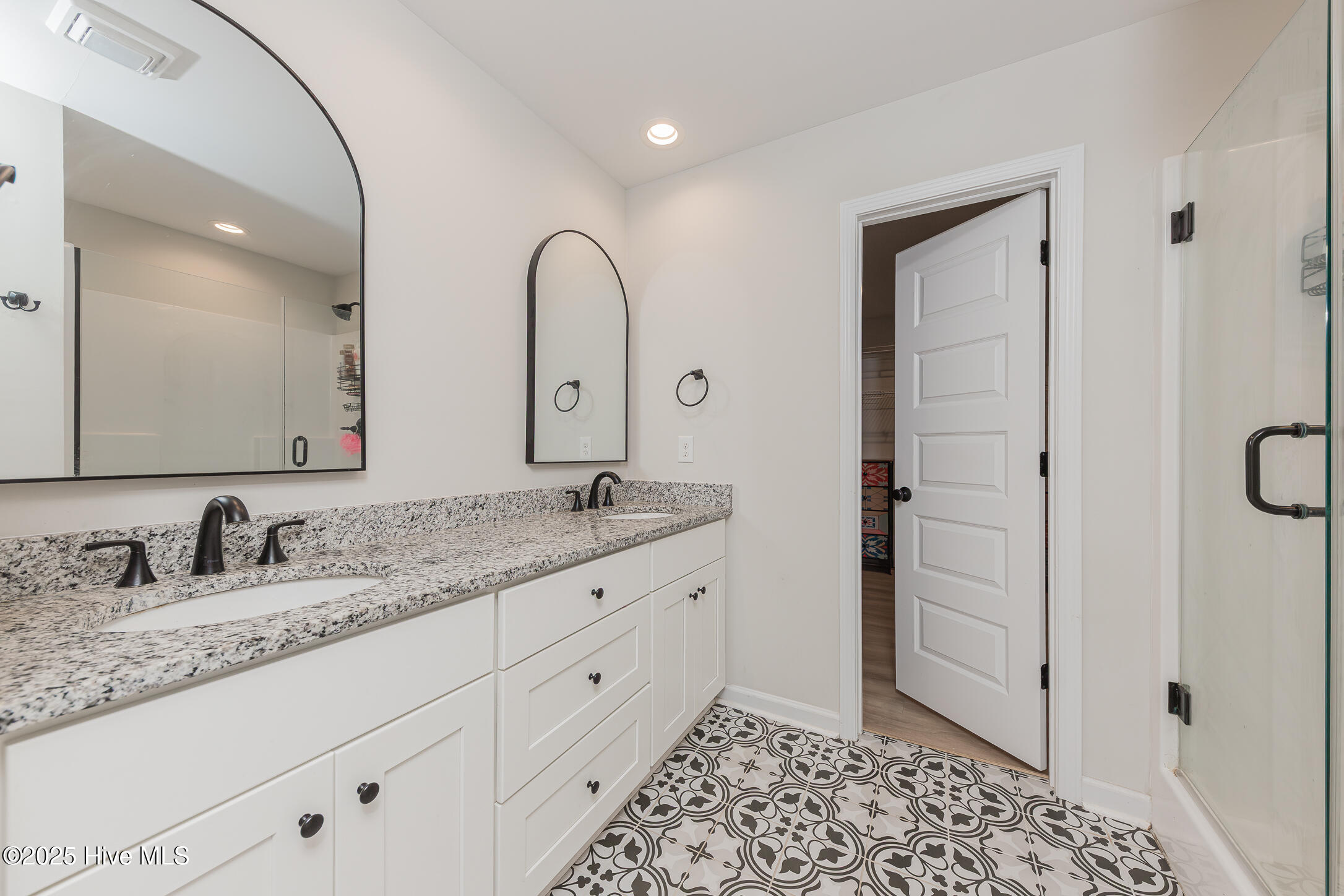 100531810 | Photo 18