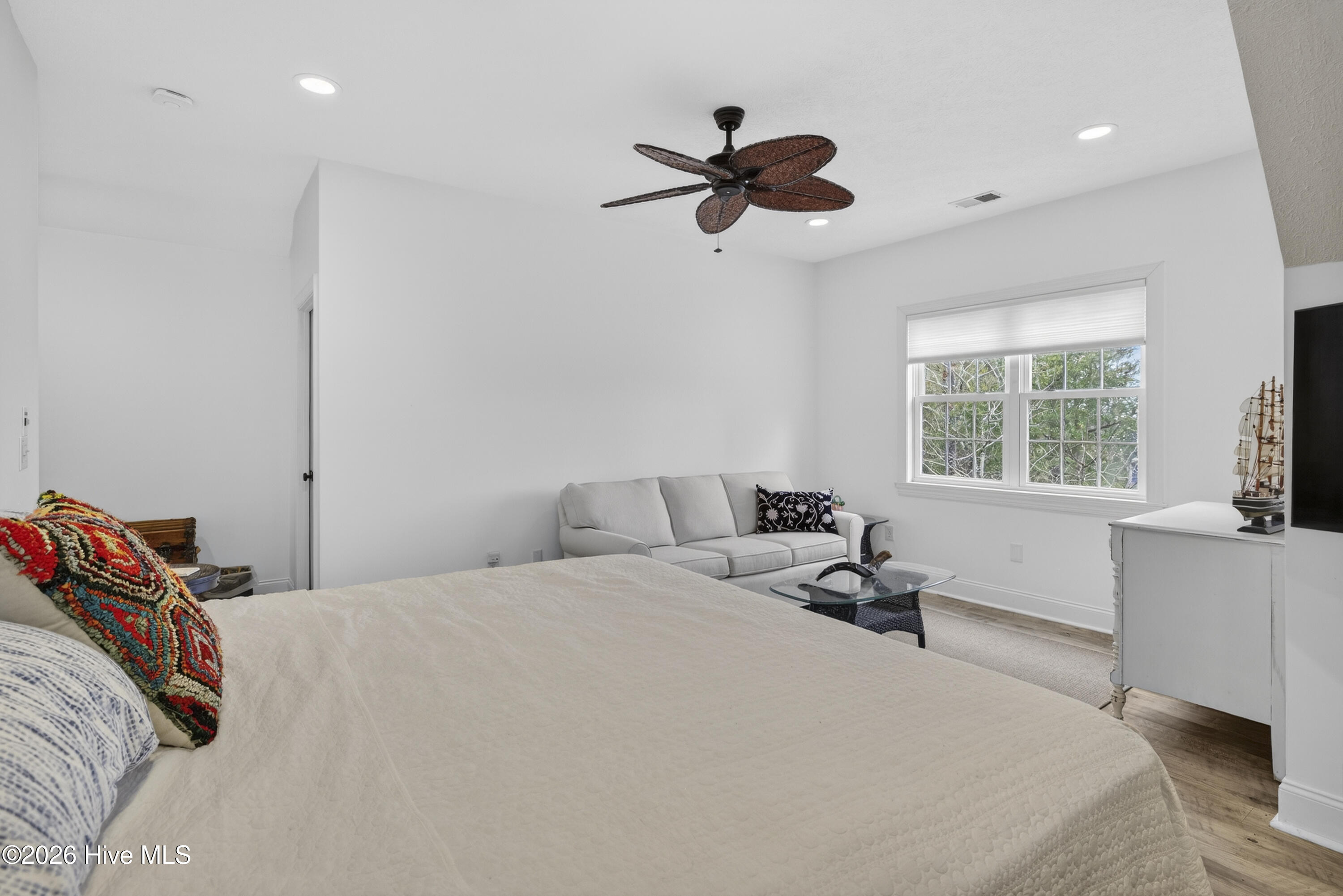 100557060 | Photo 33