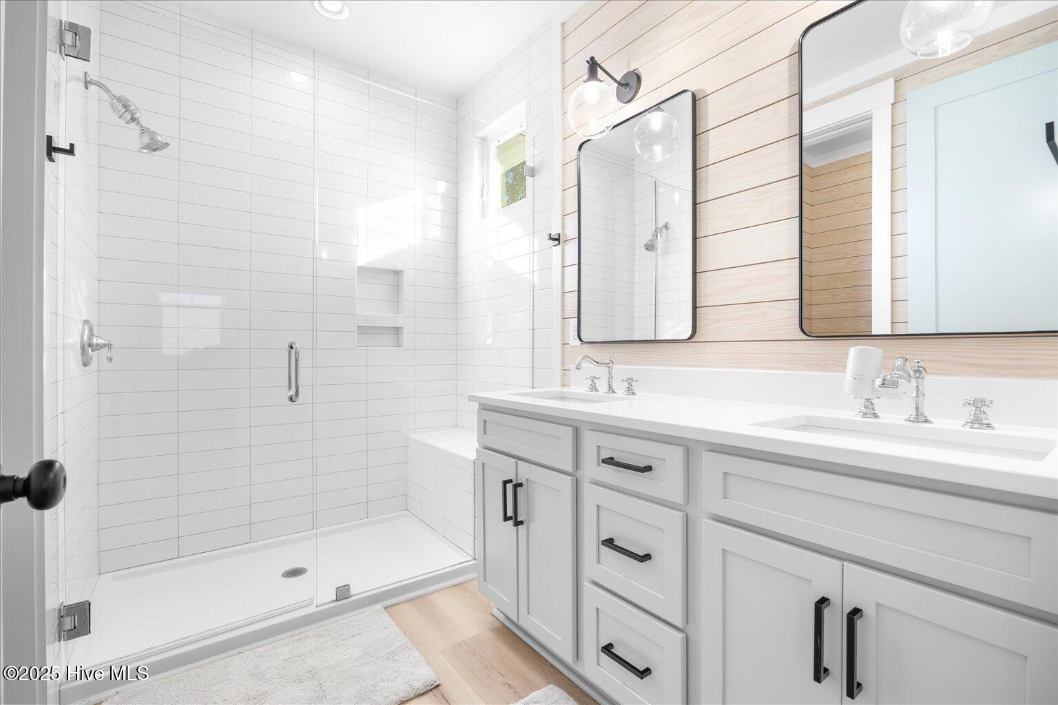 100544003 | Photo 21