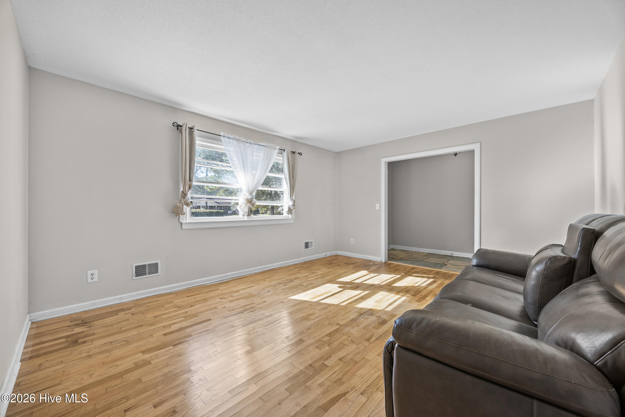 100548079 | Photo 12