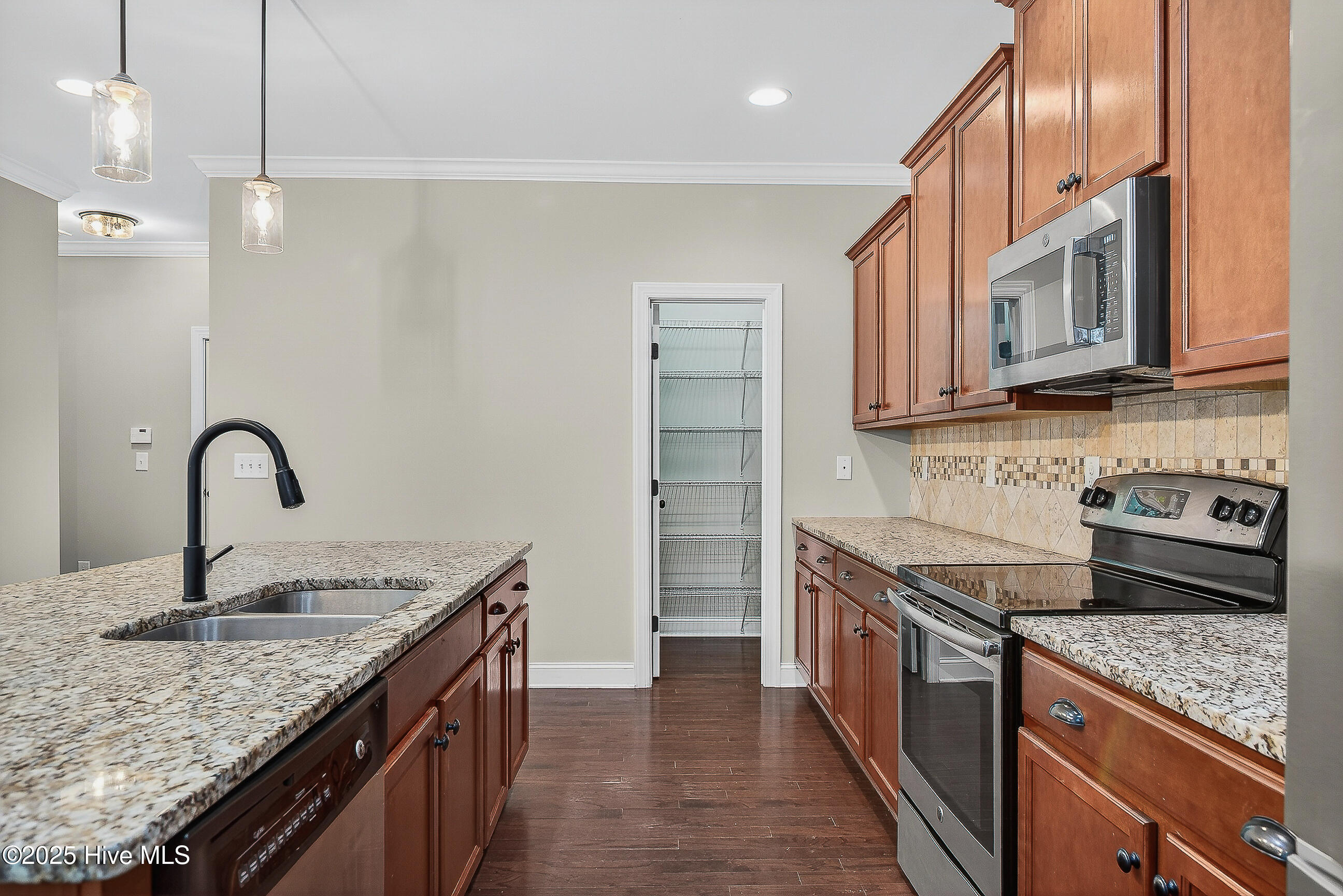 100534677 | Photo 22