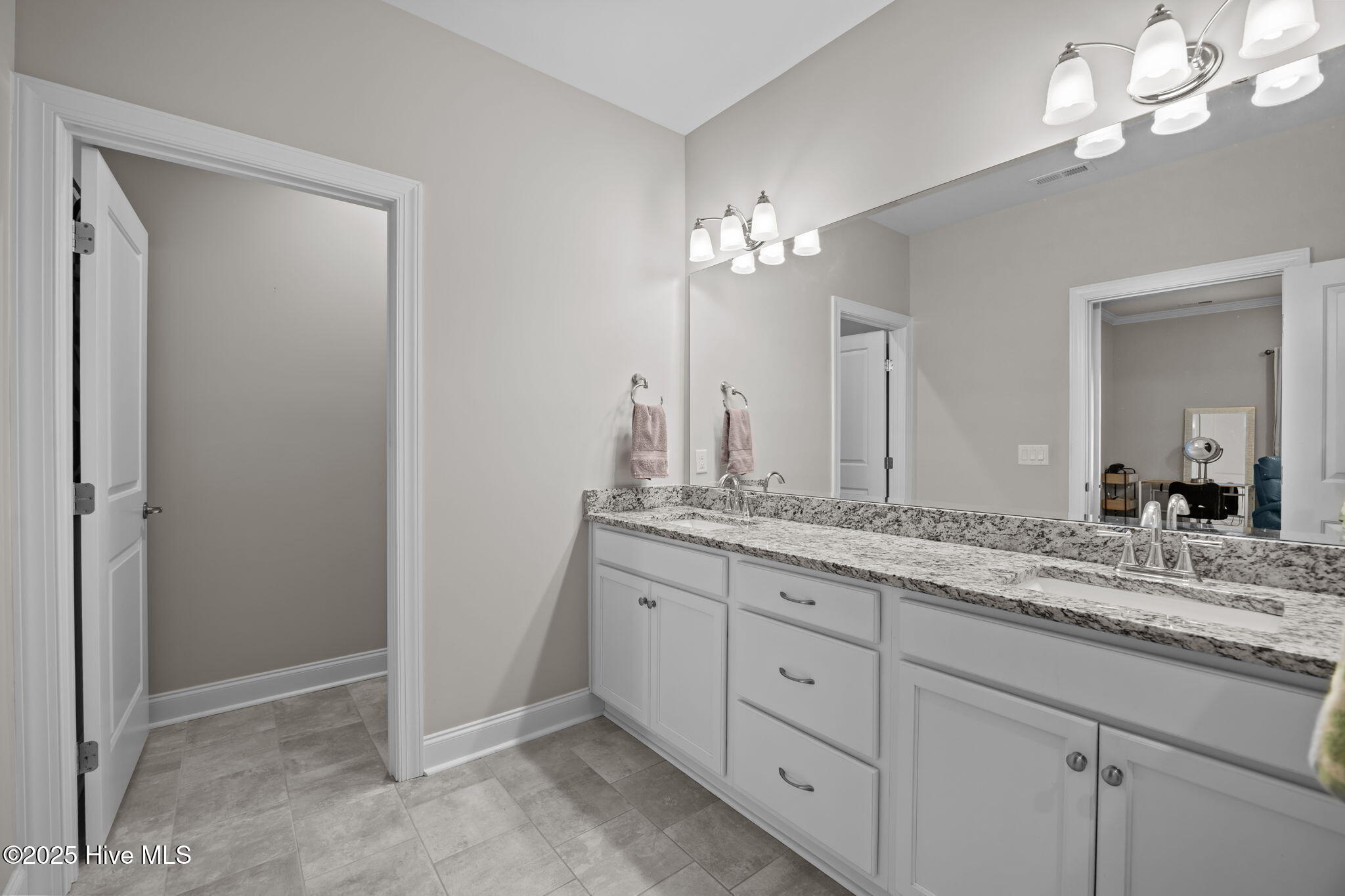 100536658 | Photo 33