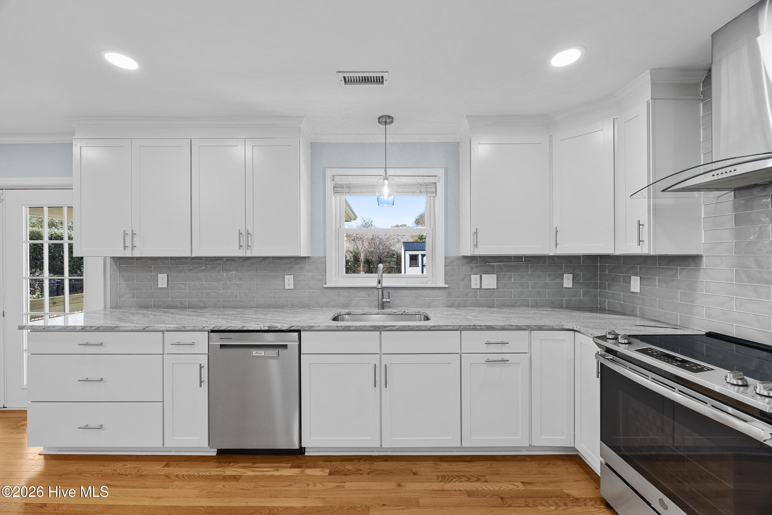 100561764 | Photo 13