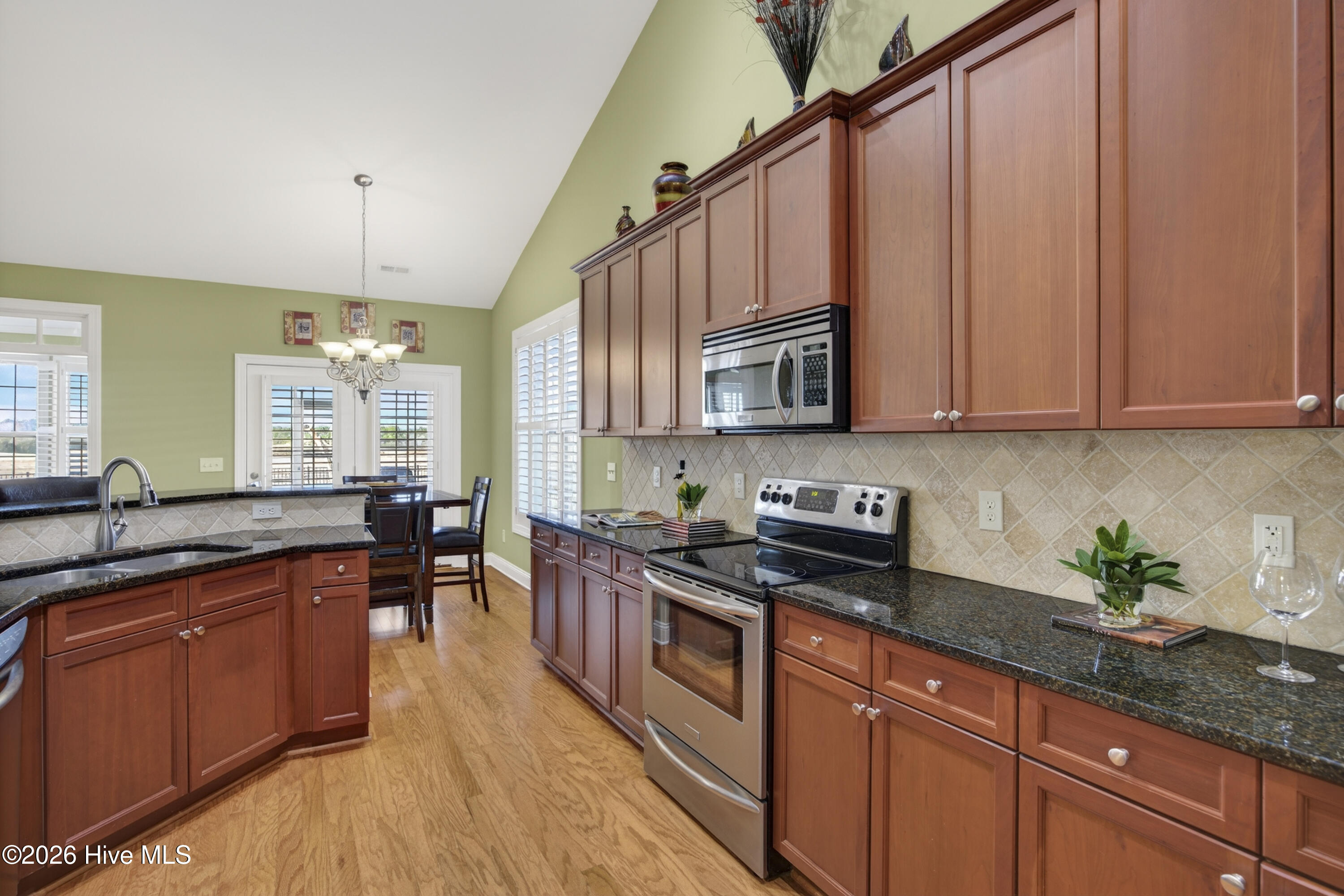 100550838 | Photo 17