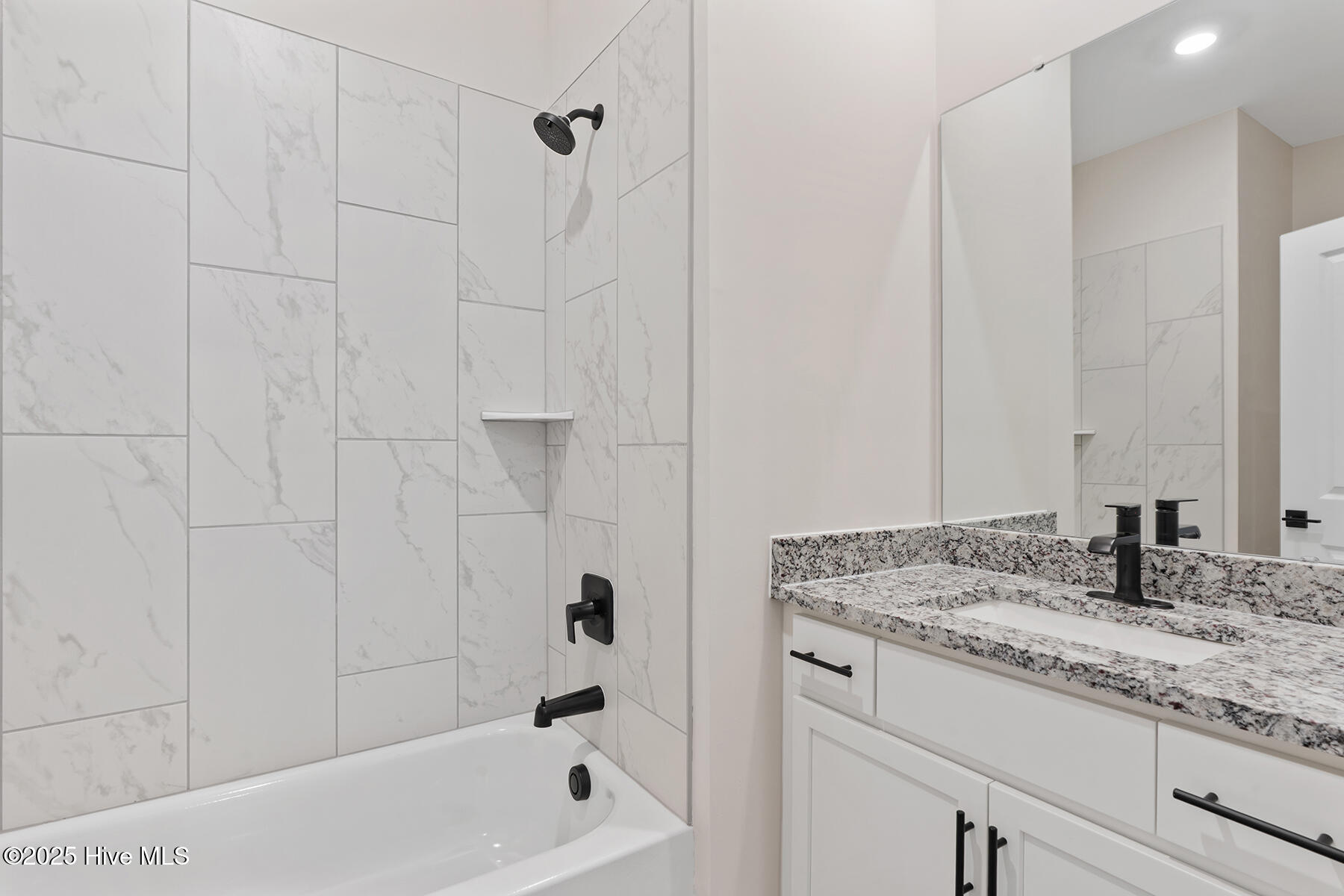 100547007 | Photo 15