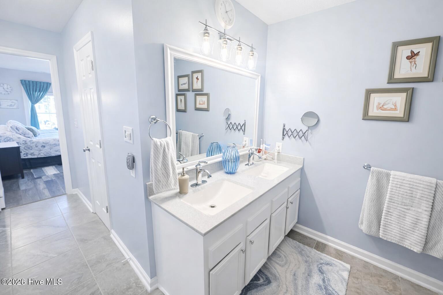 100560834 | Photo 23