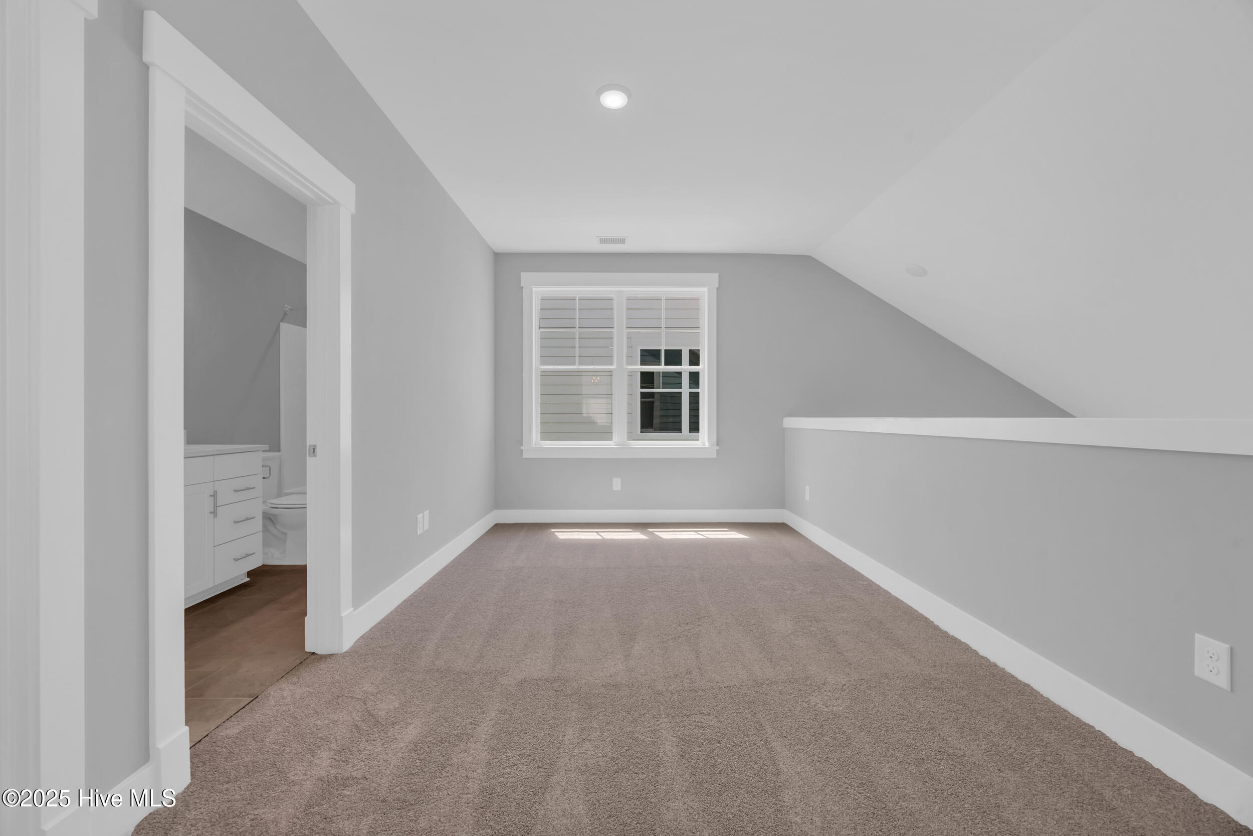 100547988 | Photo 14