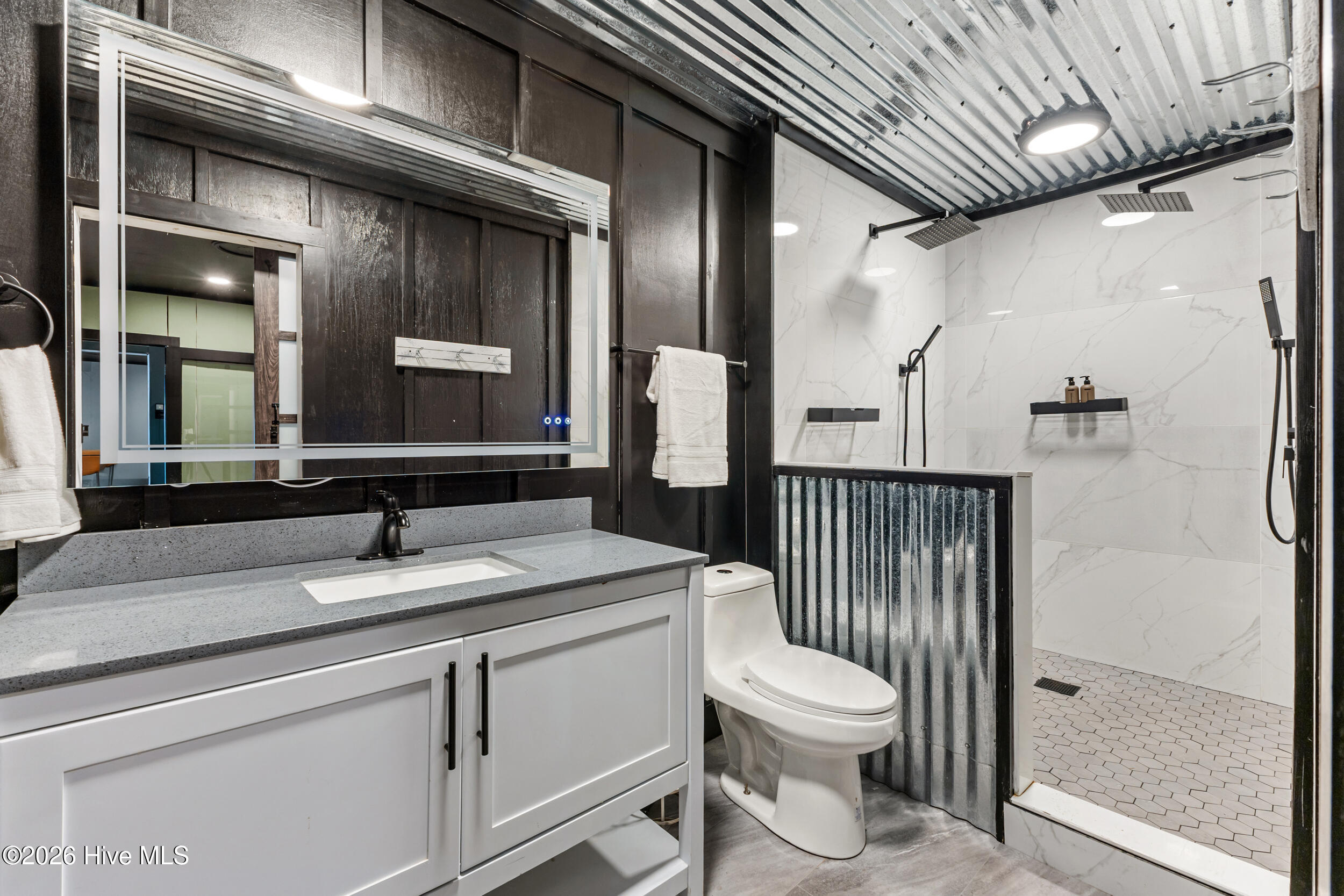 100557011 | Photo 42