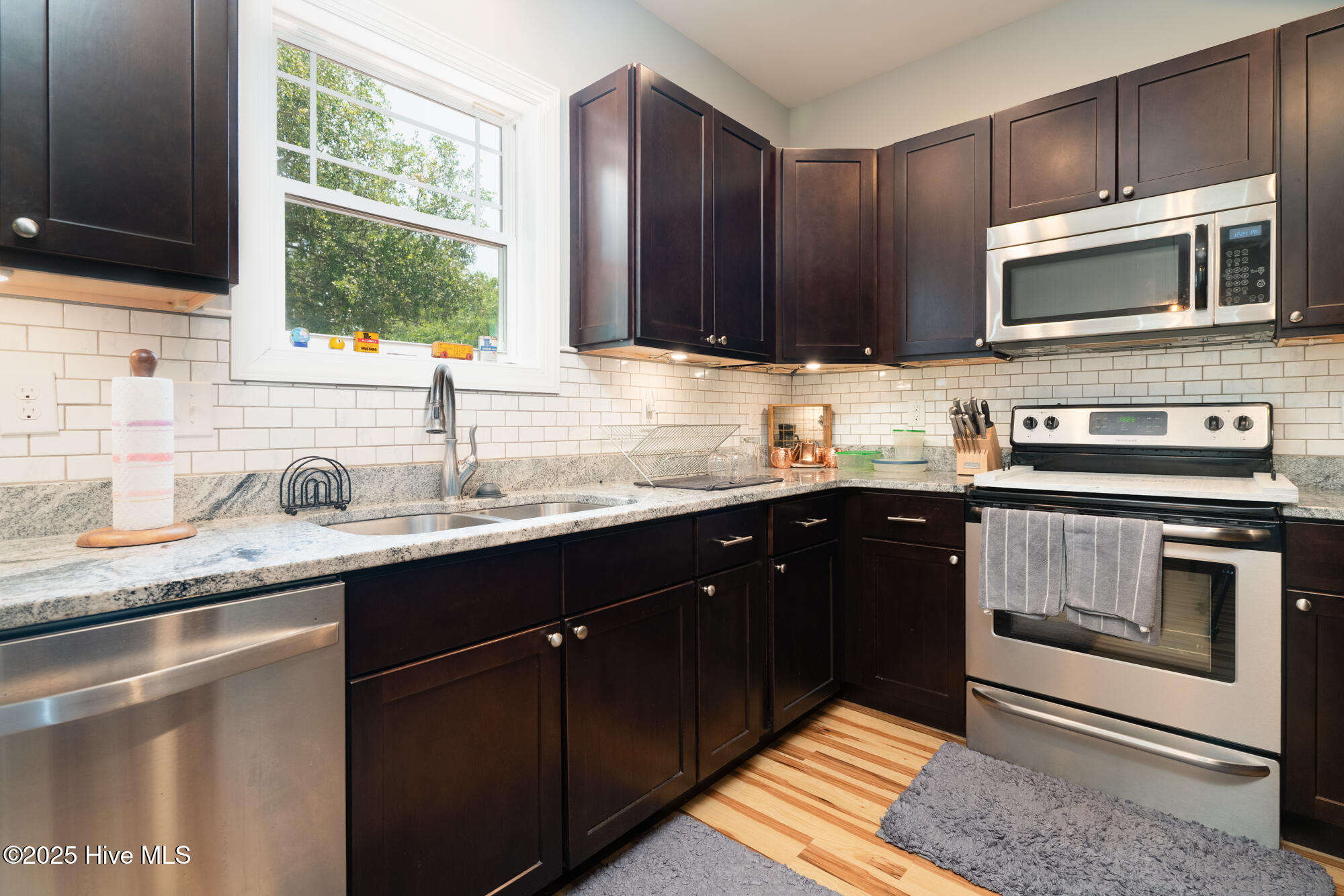 100527640 | Photo 13