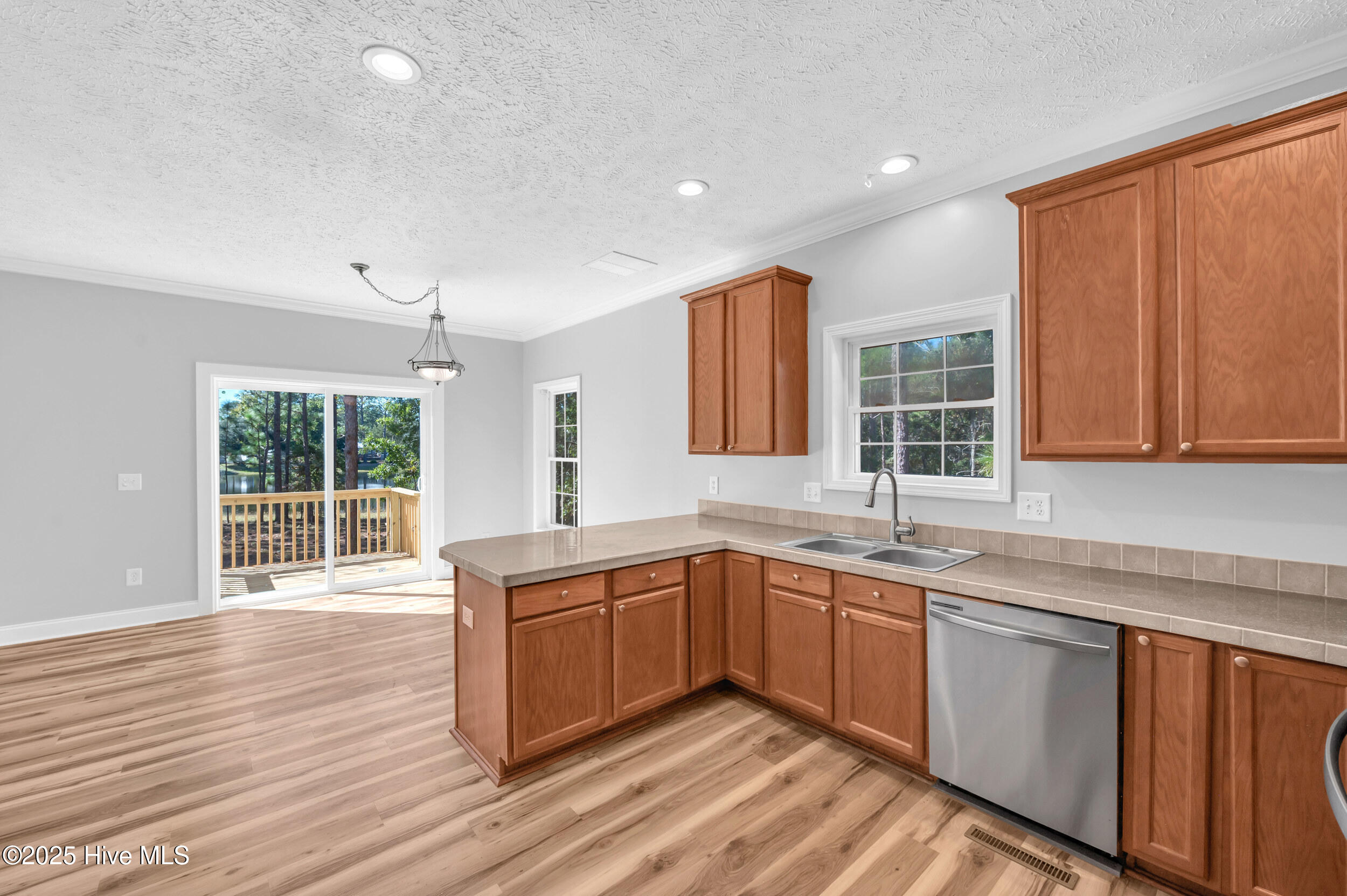 100537986 | Photo 23