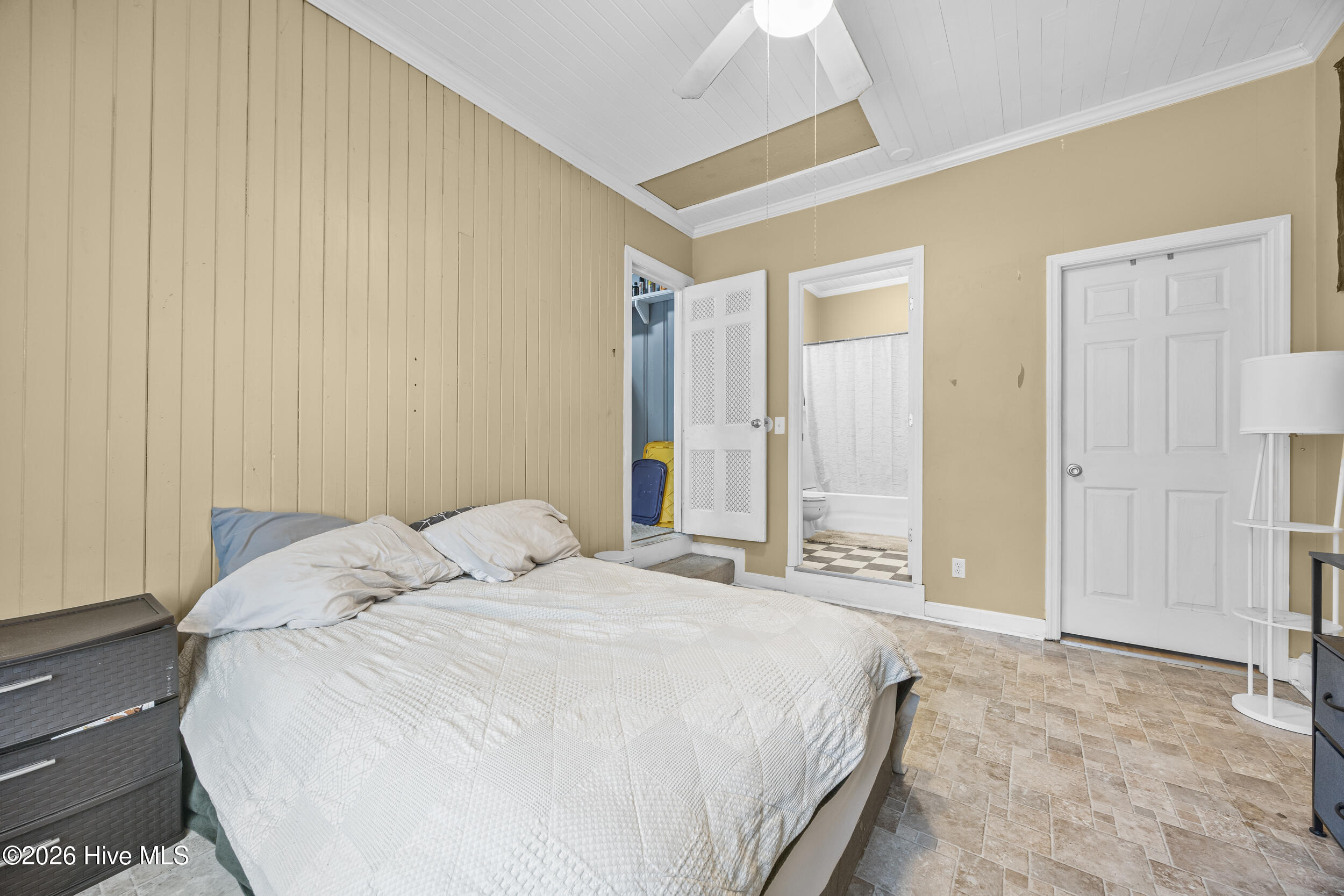 100560184 | Photo 16