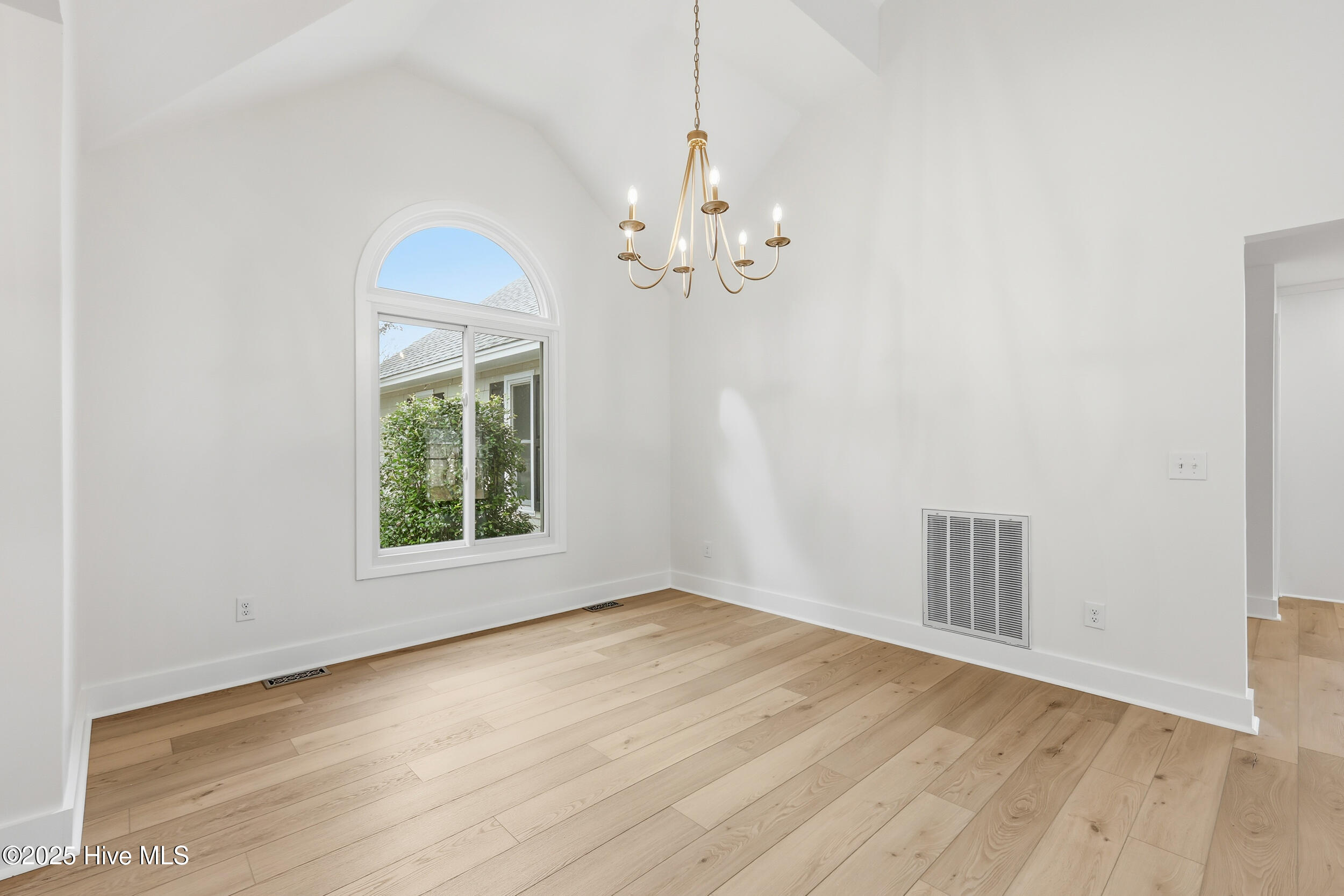 100544794 | Photo 11