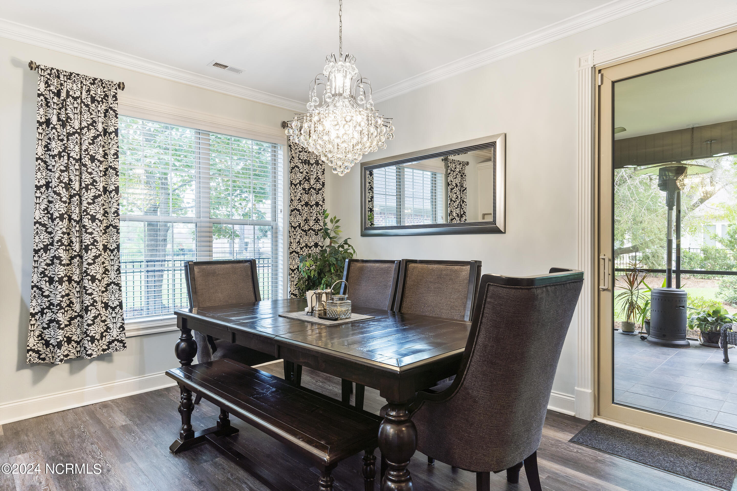 100554009 | Photo 13