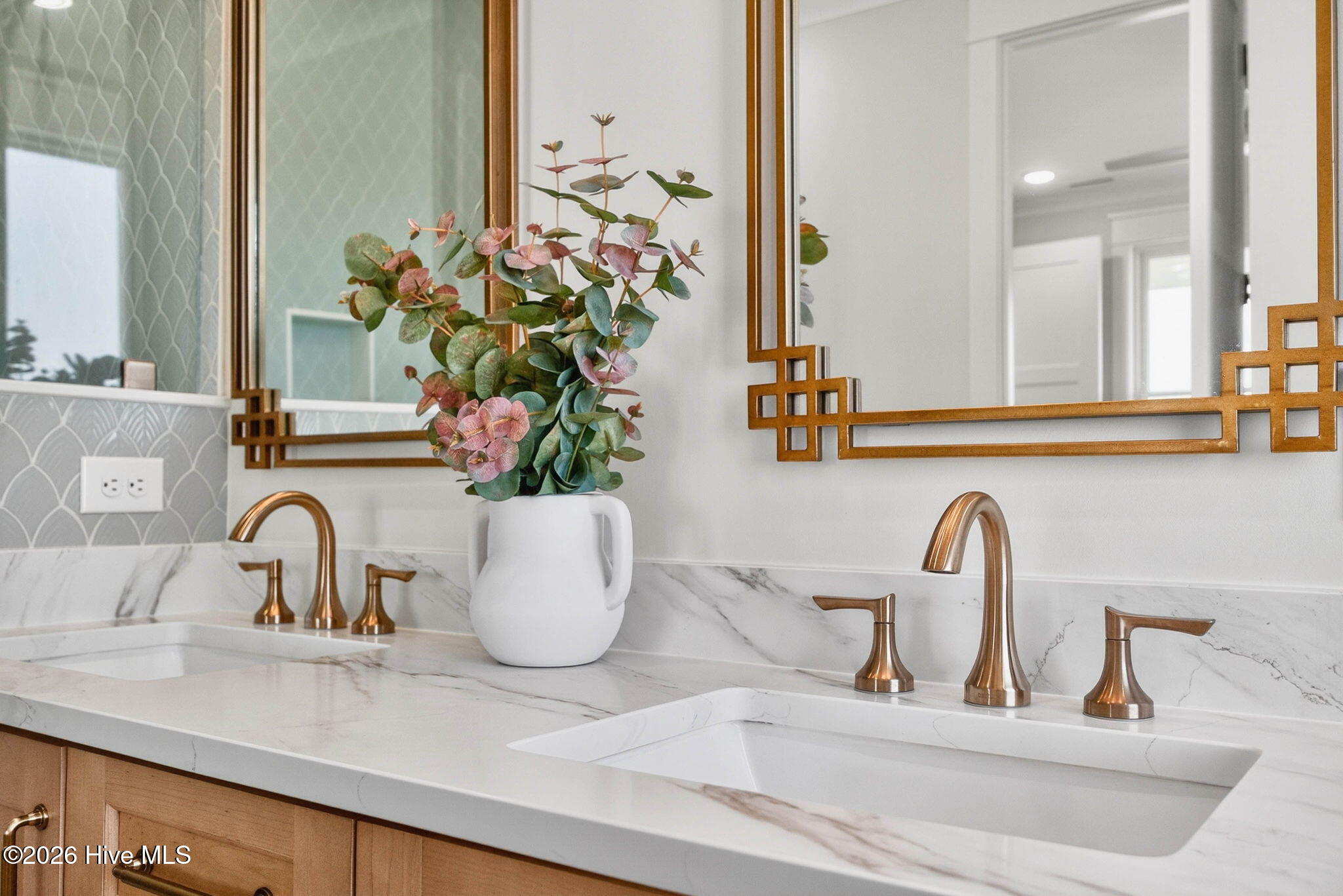 100570262 | Photo 30