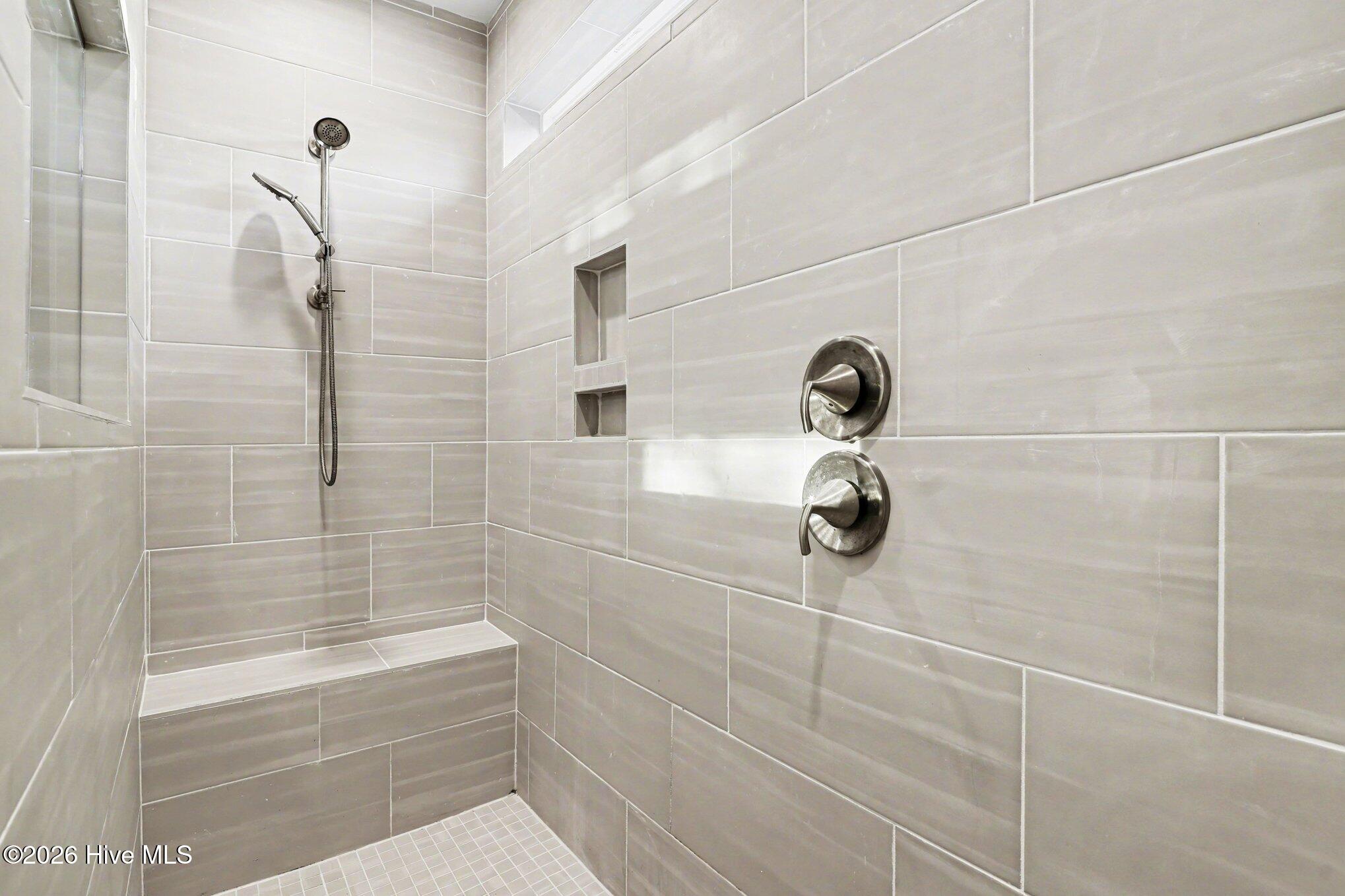 100562344 | Photo 12