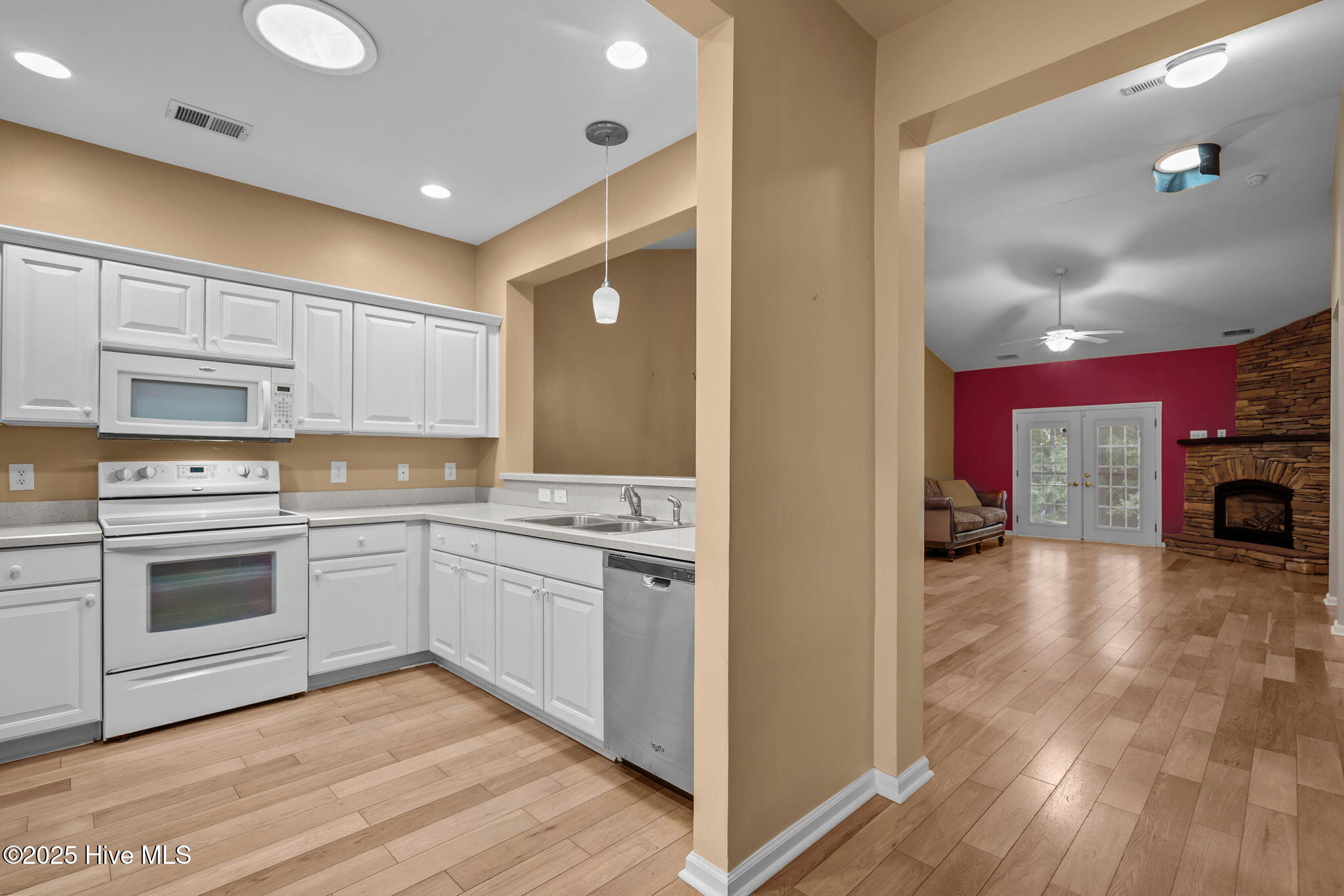 100538741 | Photo 14