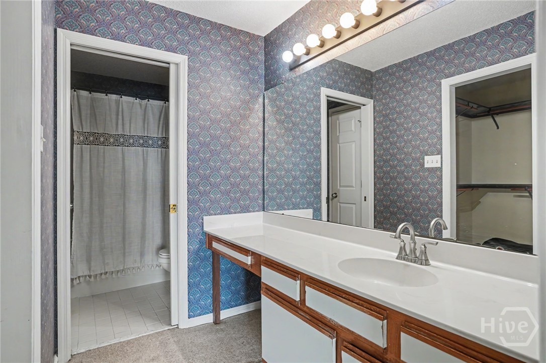 Main Bath (En Suite)
