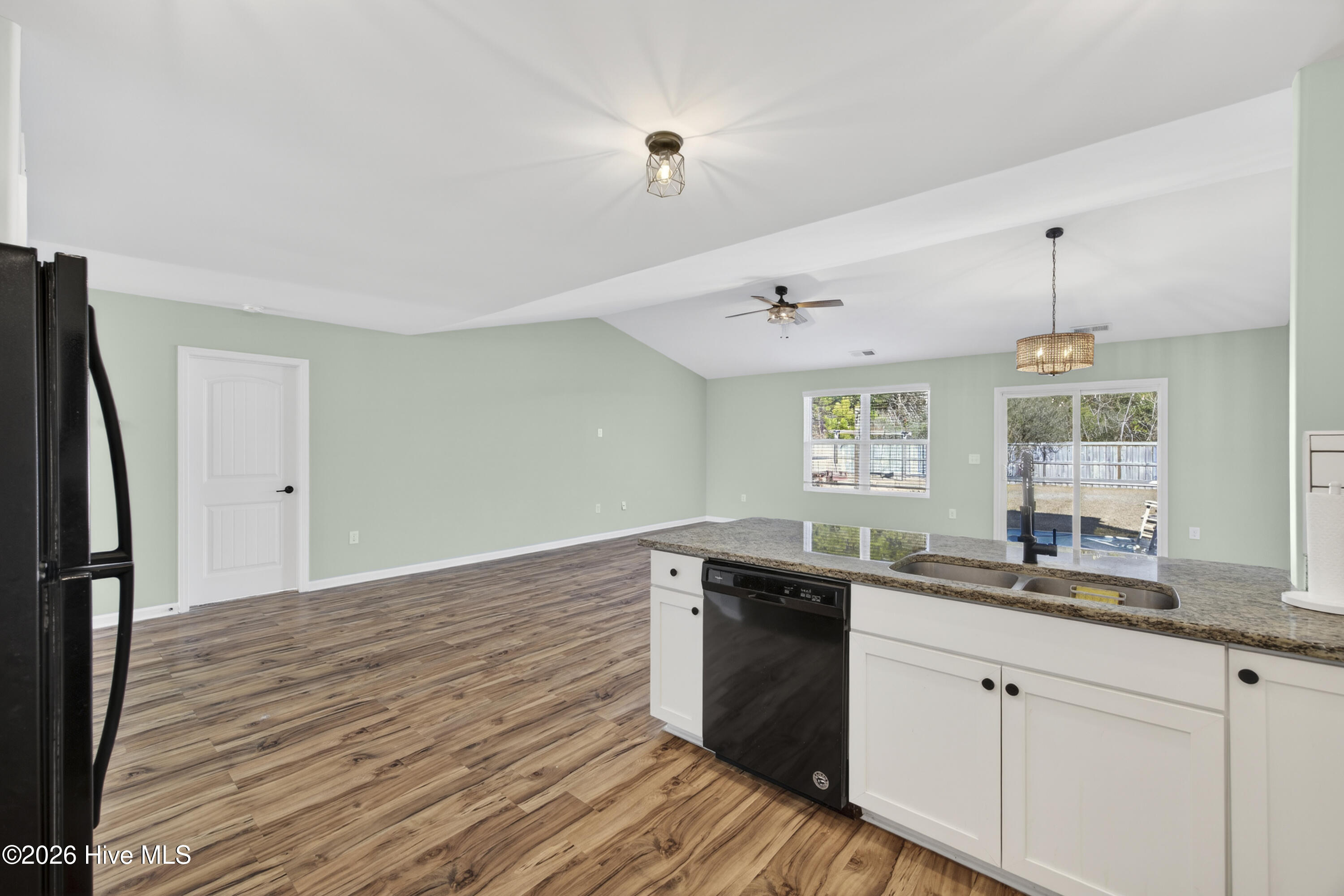 100553083 | Photo 15