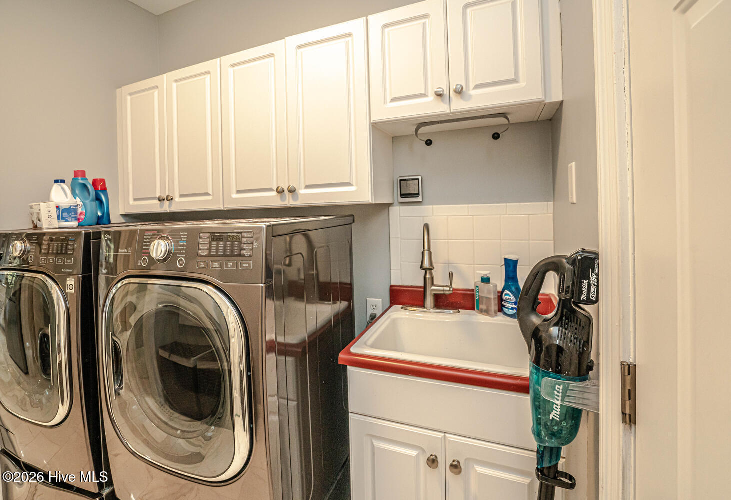 100561911 | Photo 53