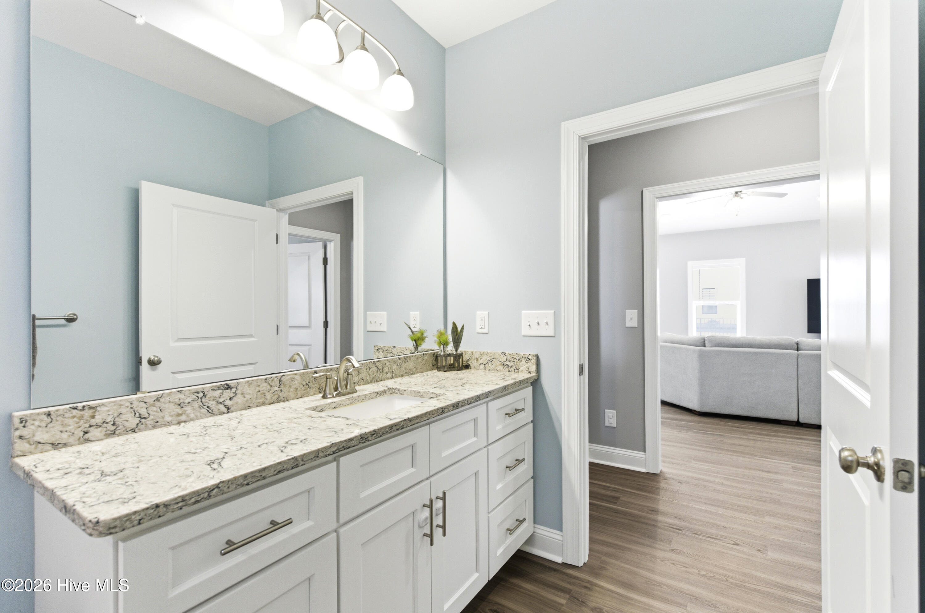 100568018 | Photo 44