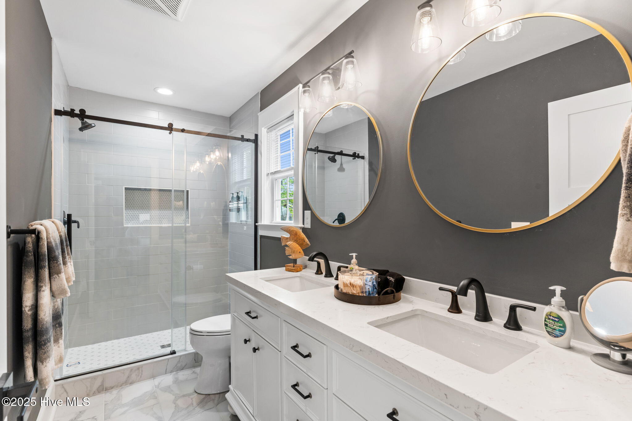 100492743 | Photo 19