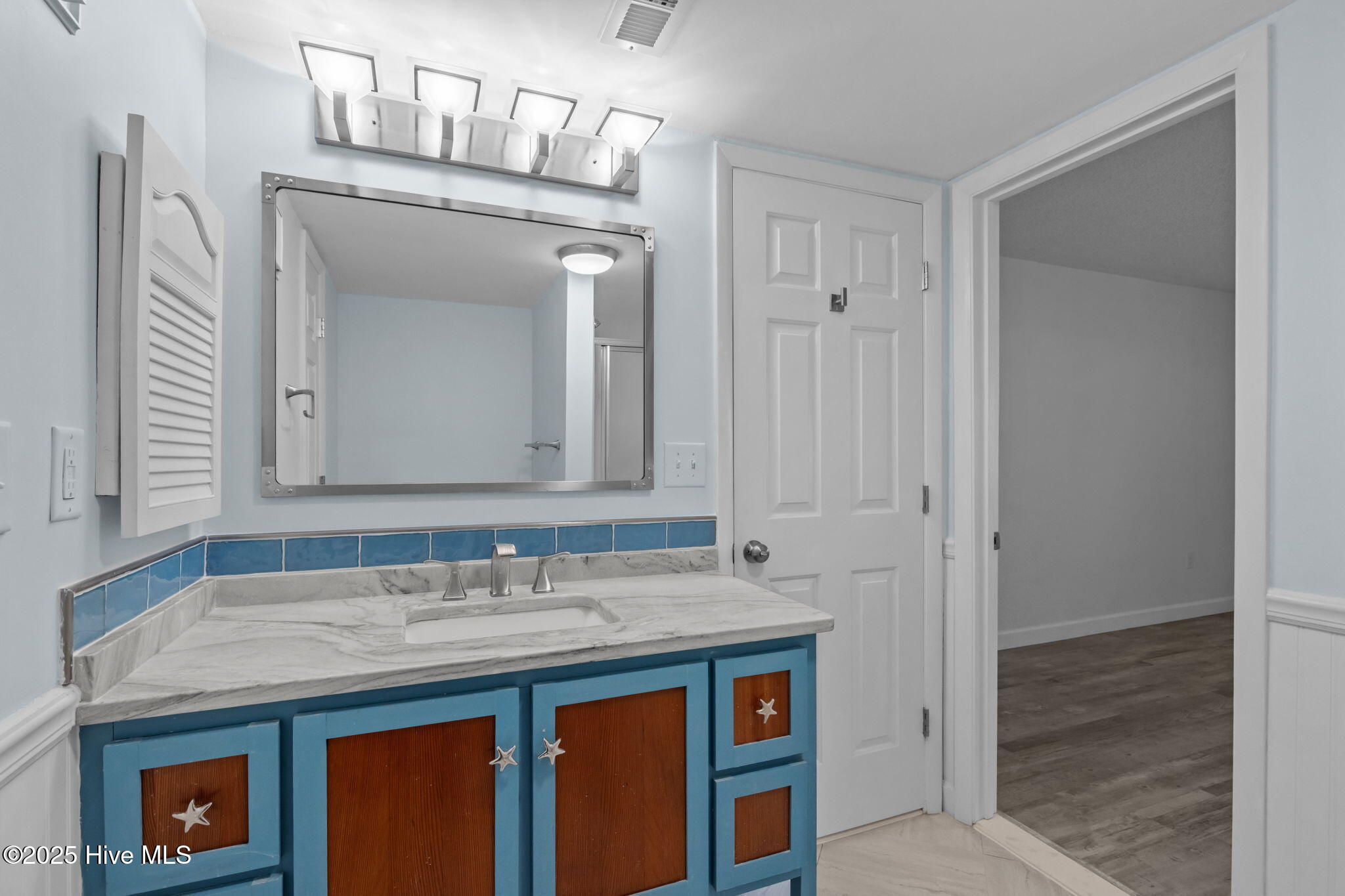 100518797 | Photo 13