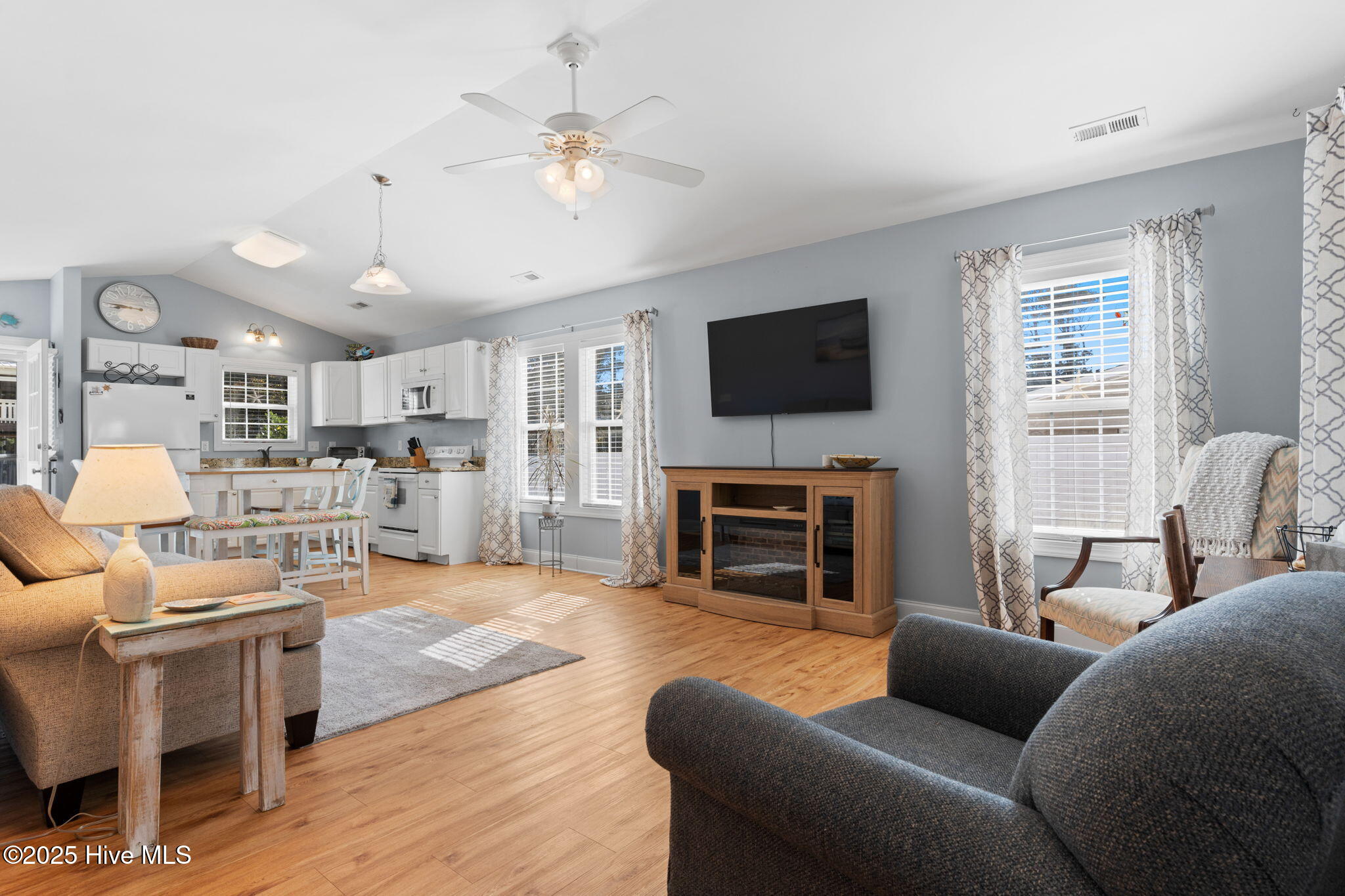 100541037 | Photo 15