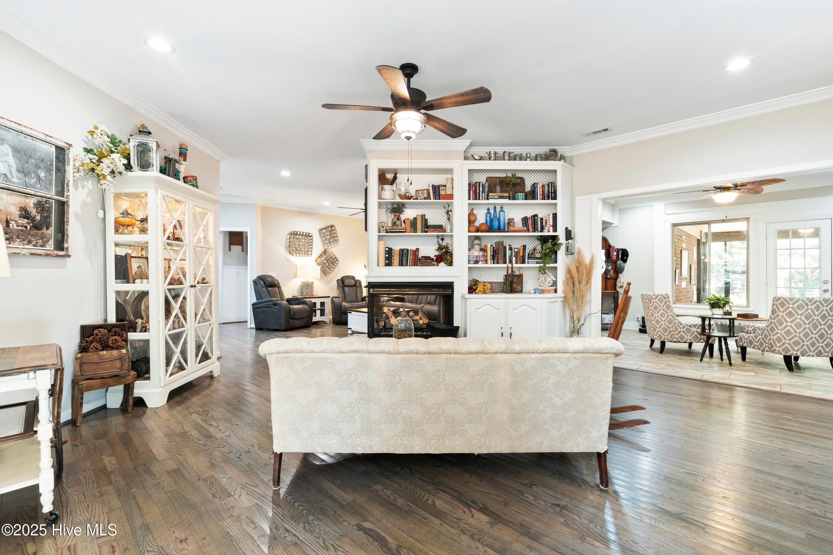 100538310 | Photo 21