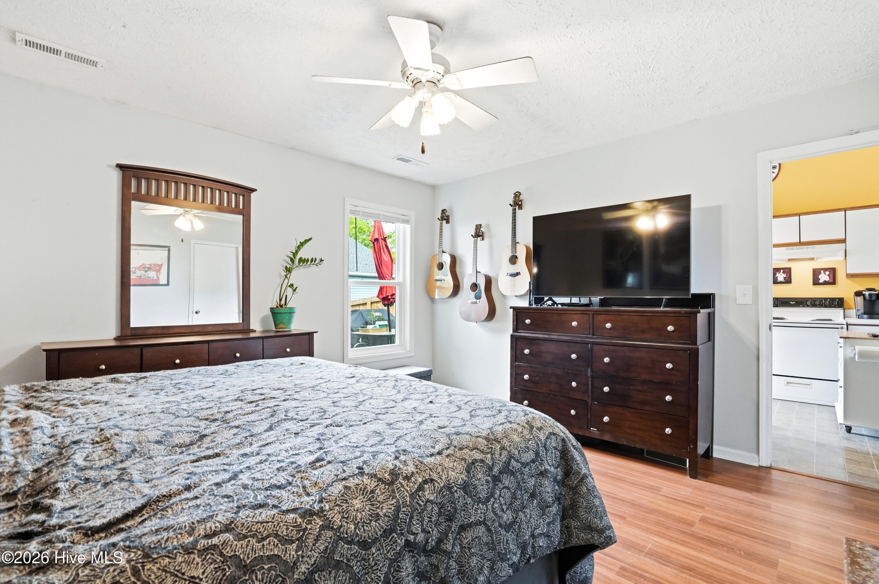 100566190 | Photo 10