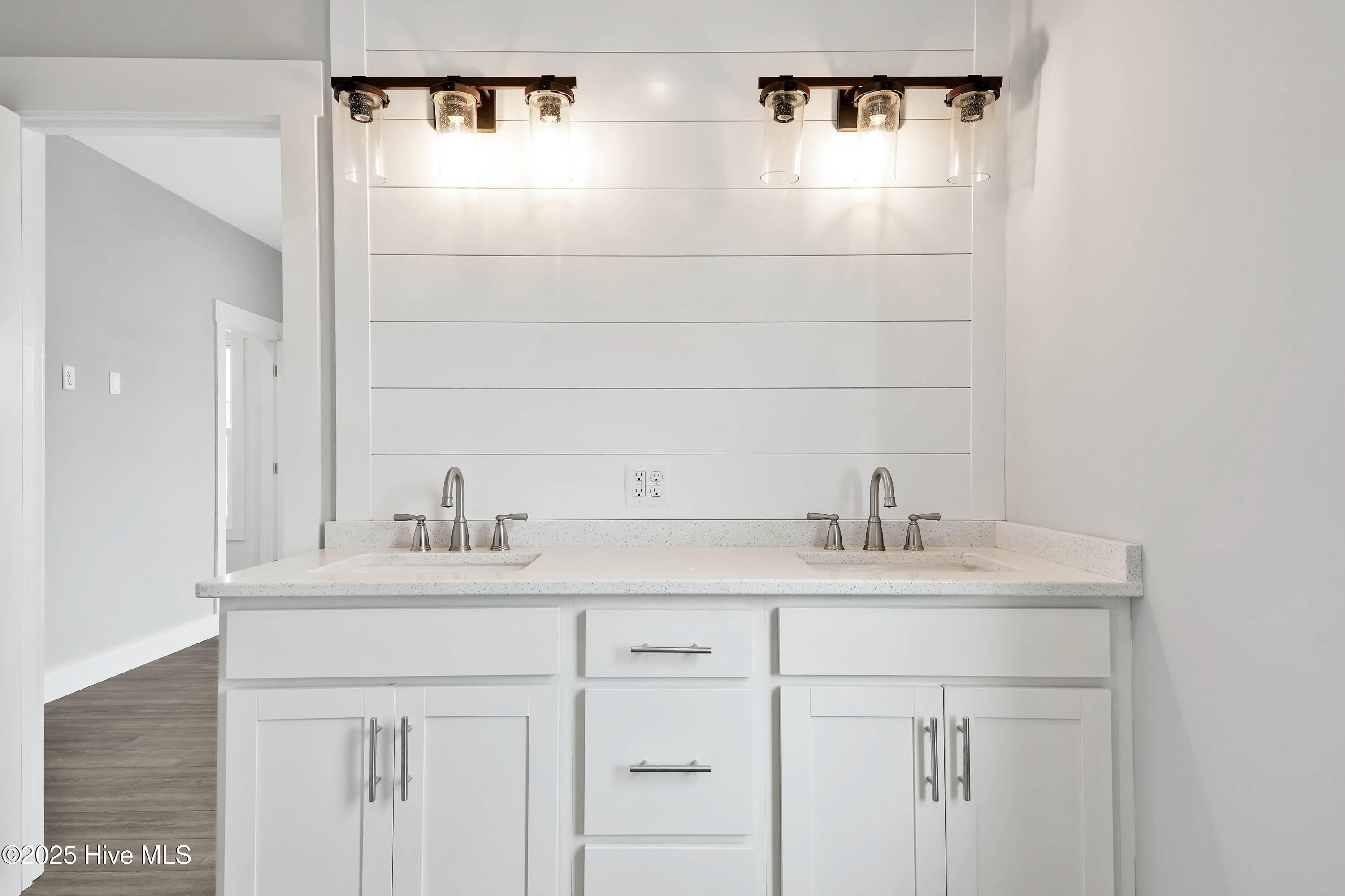 100540463 | Photo 24