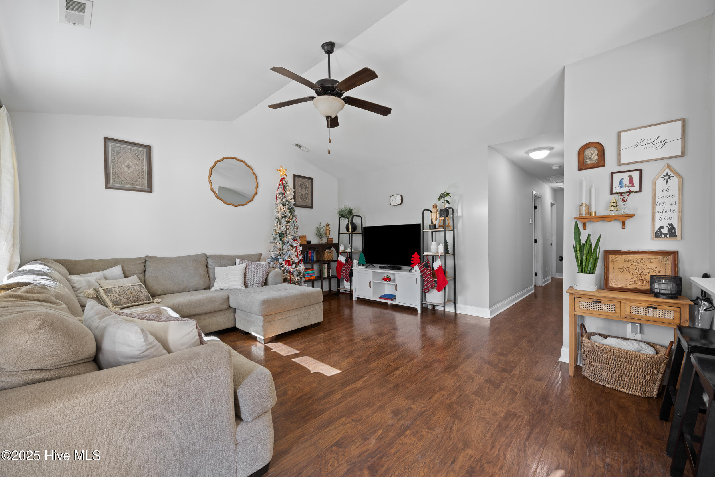 100545766 | Photo 11