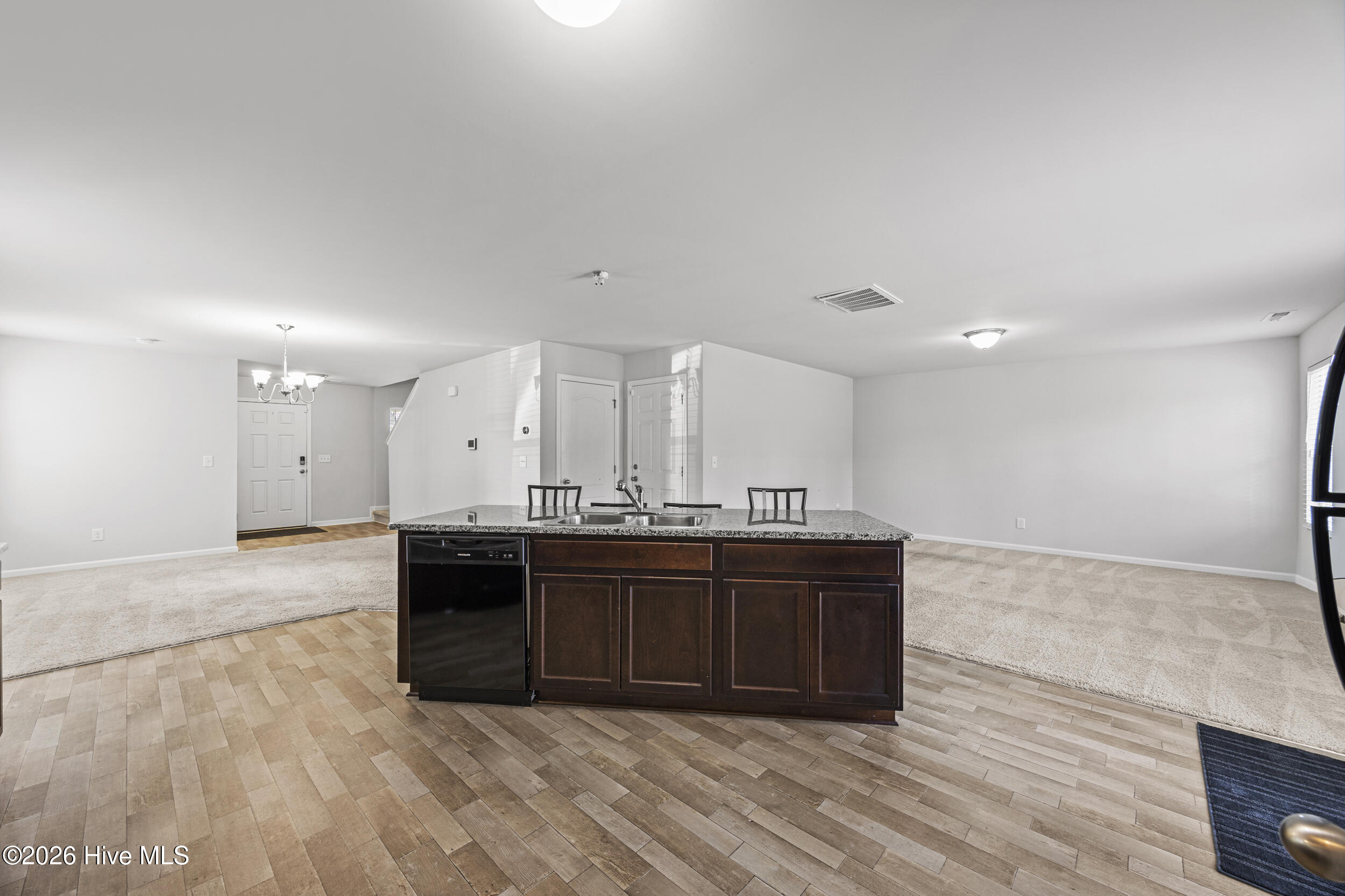 100557017 | Photo 13