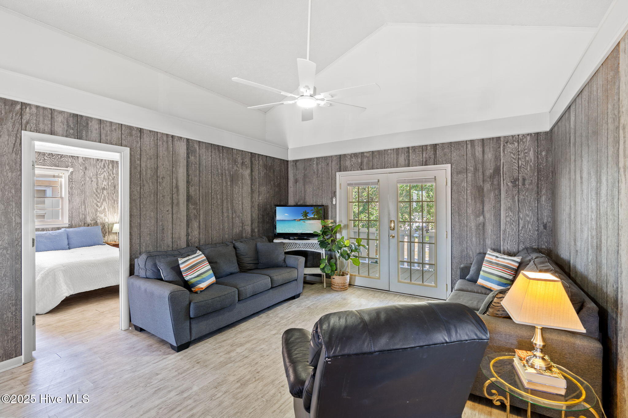 100537501 | Photo 15