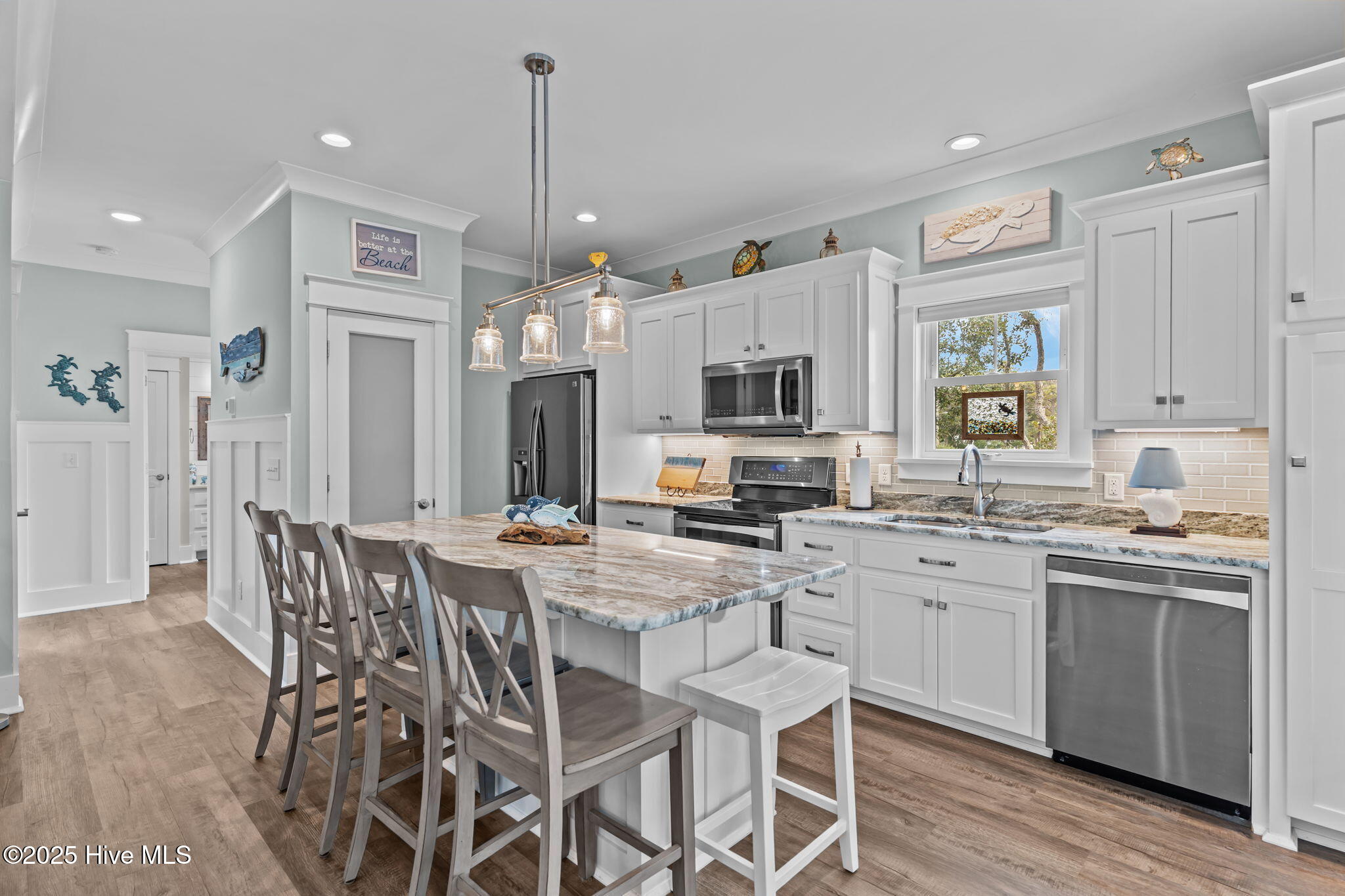 100565995 | Photo 11