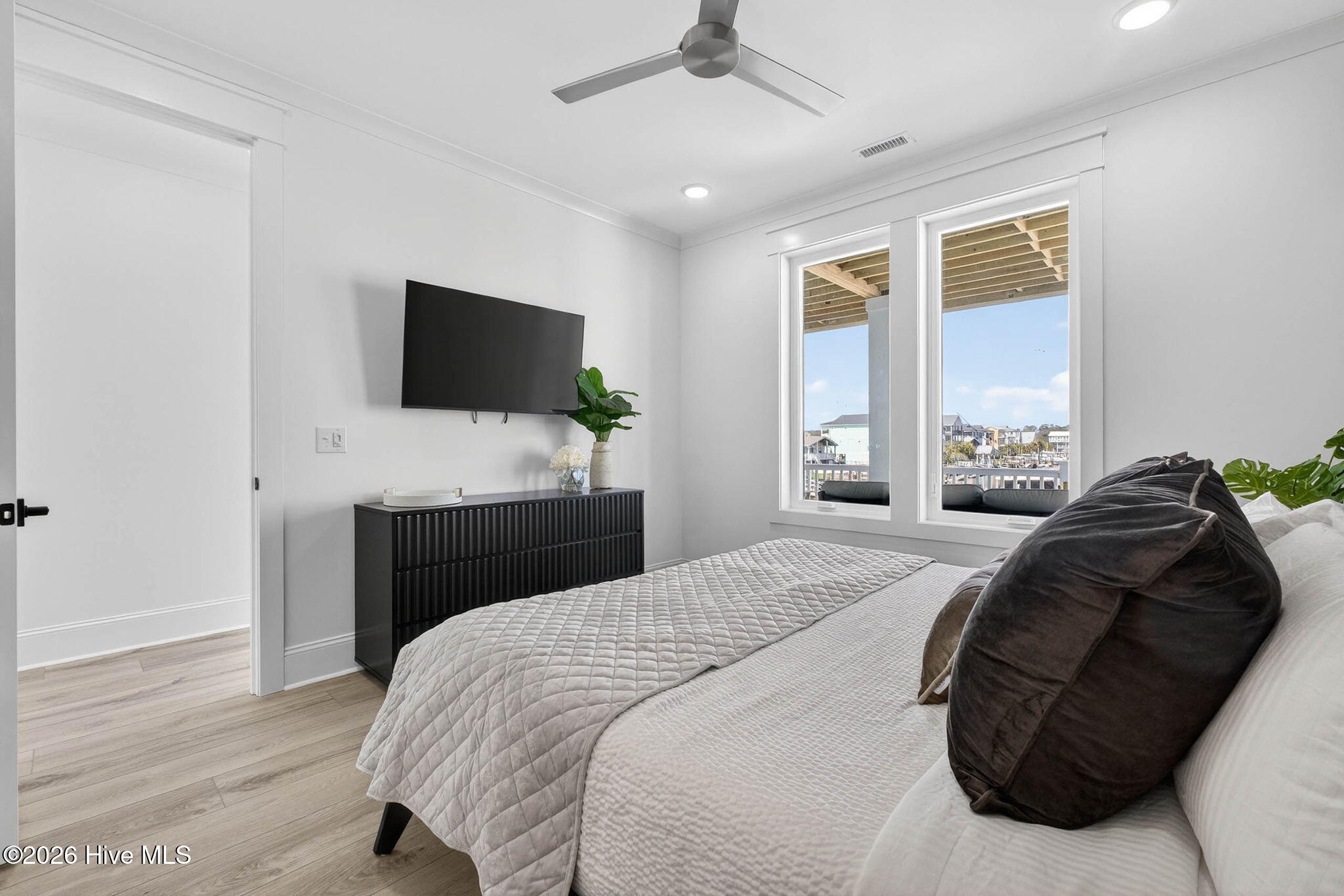 100543300 | Photo 46