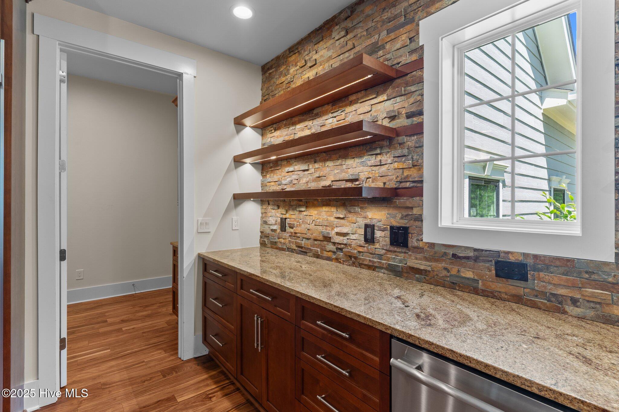 100510786 | Photo 24