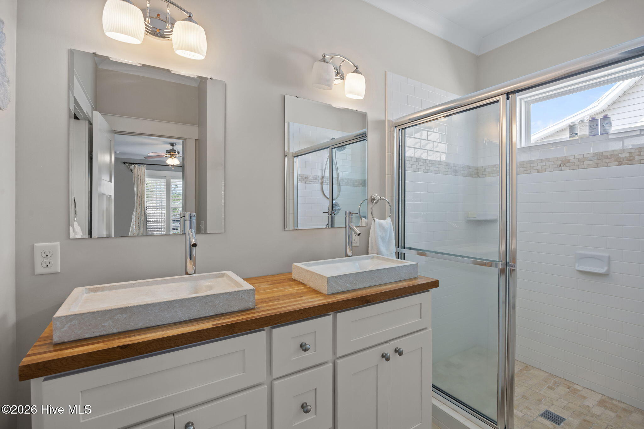 100564521 | Photo 27