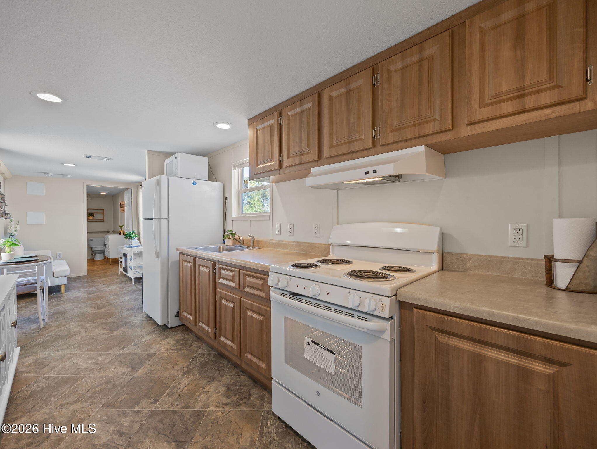 100567345 | Photo 11