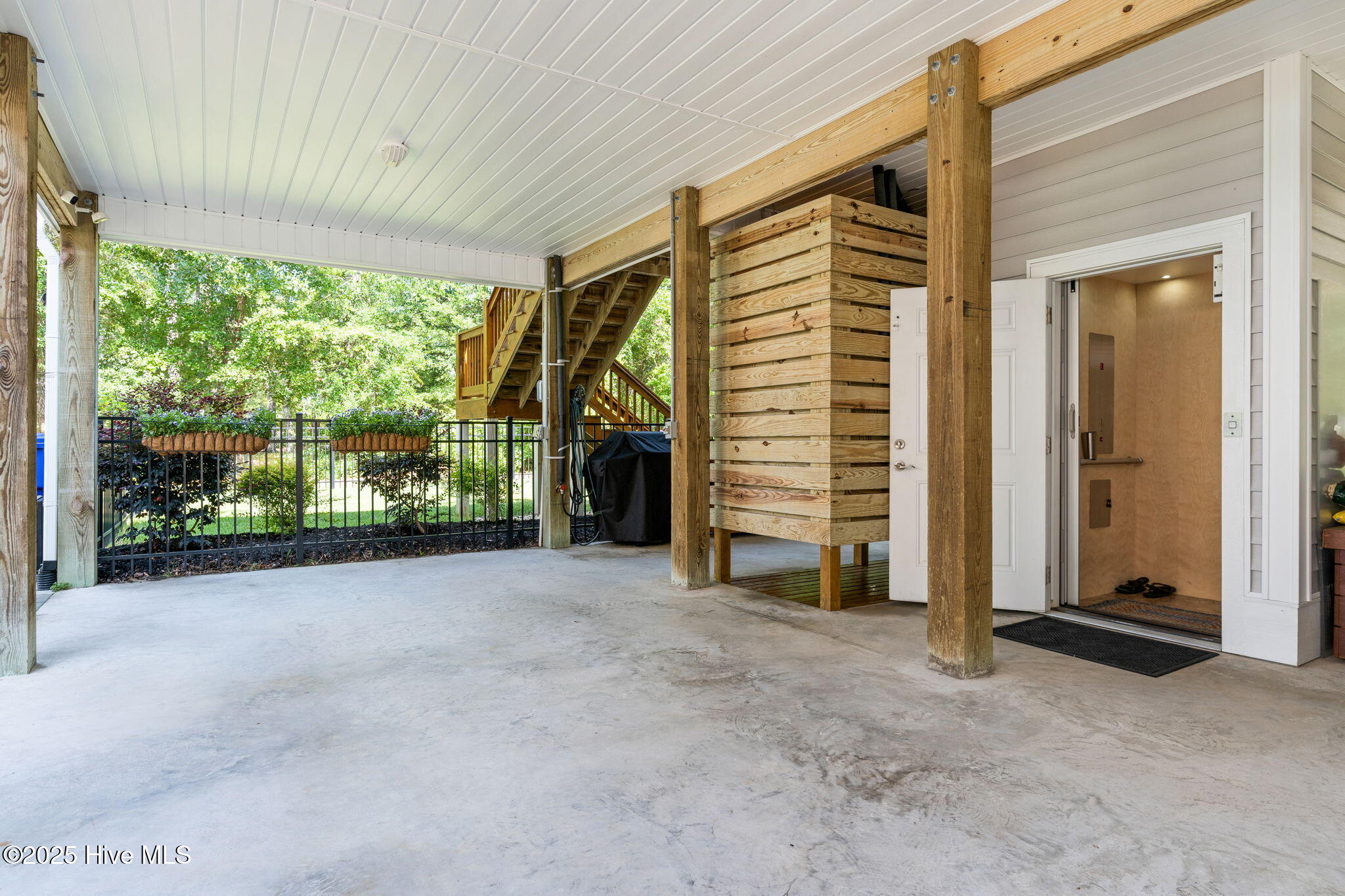 100566861 | Photo 44