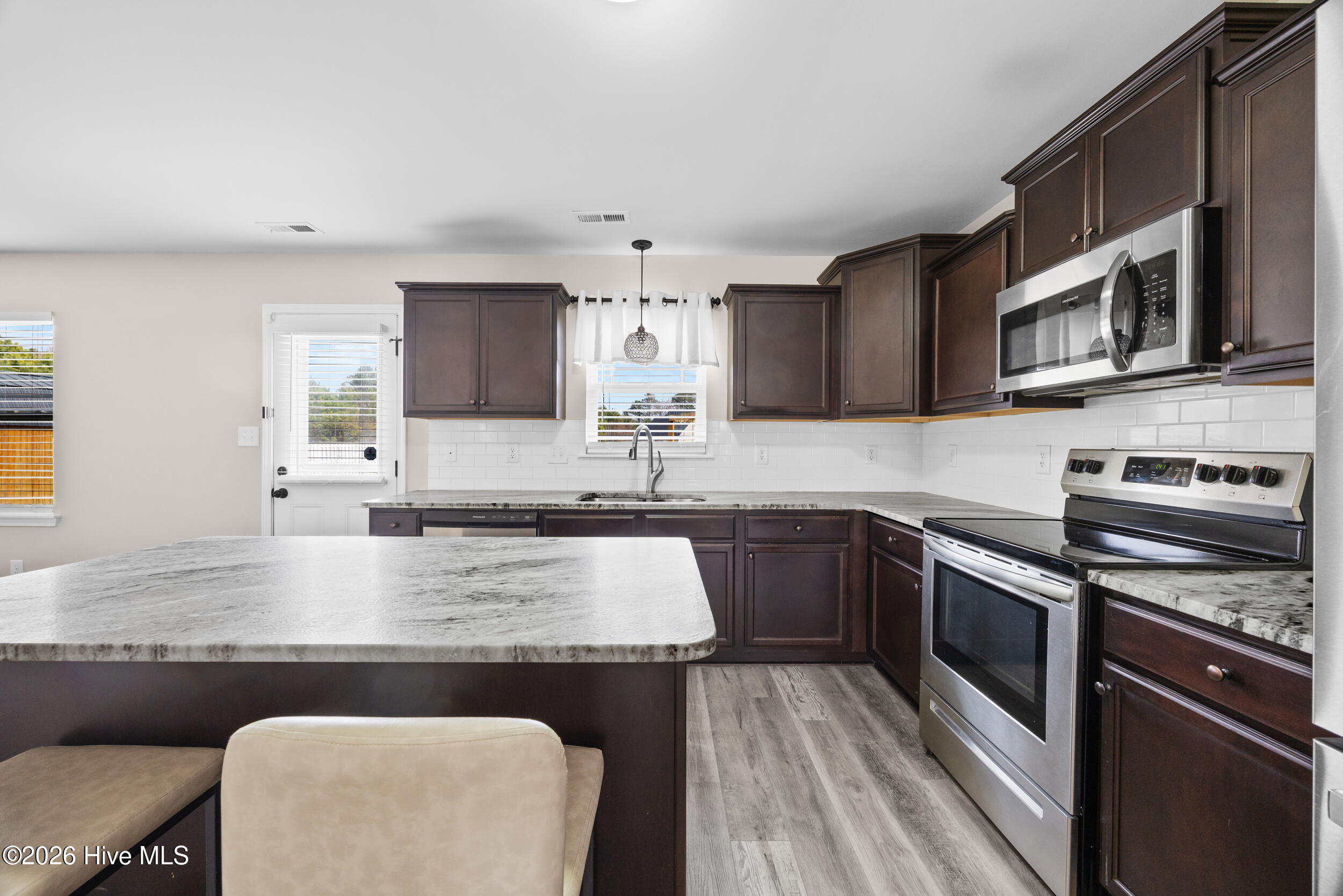 100556419 | Photo 14