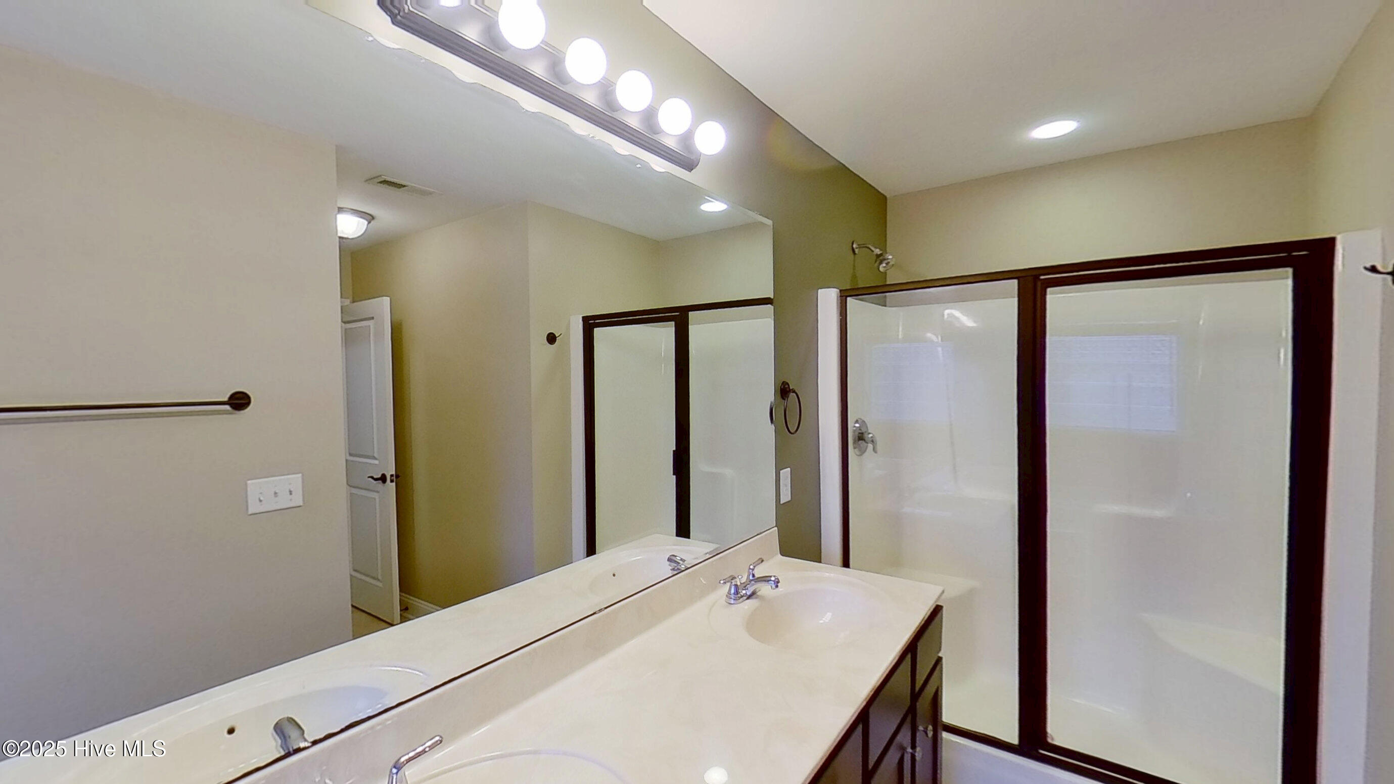 100543740 | Photo 15