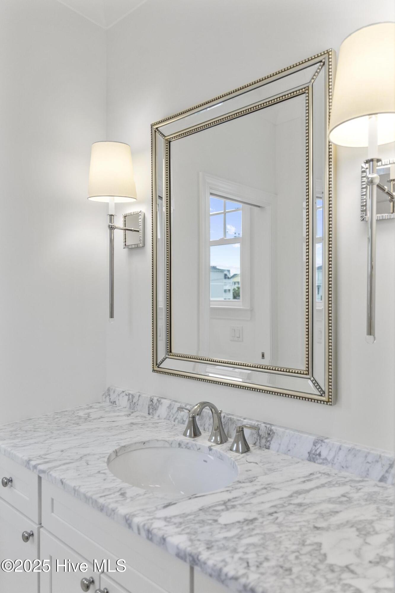 100565849 | Photo 63